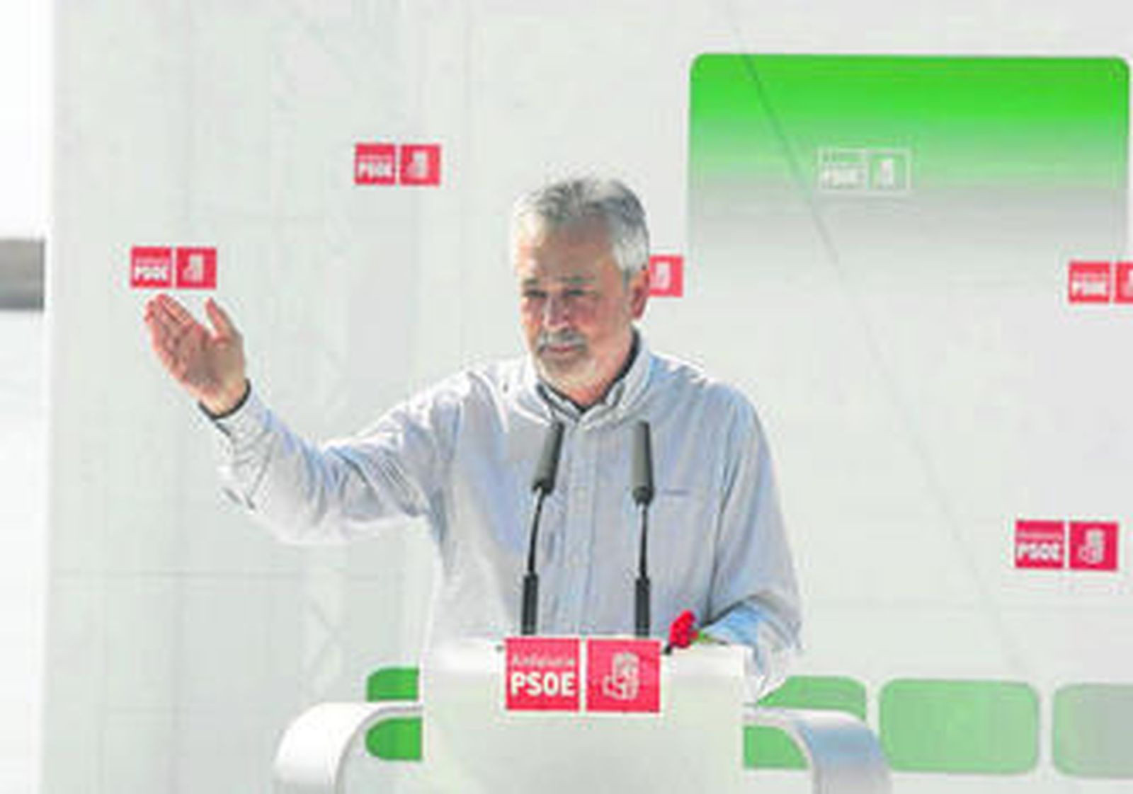 José Antonio Griñán, ayer, en la Fiesta de la Rosa celebrada en Almería.