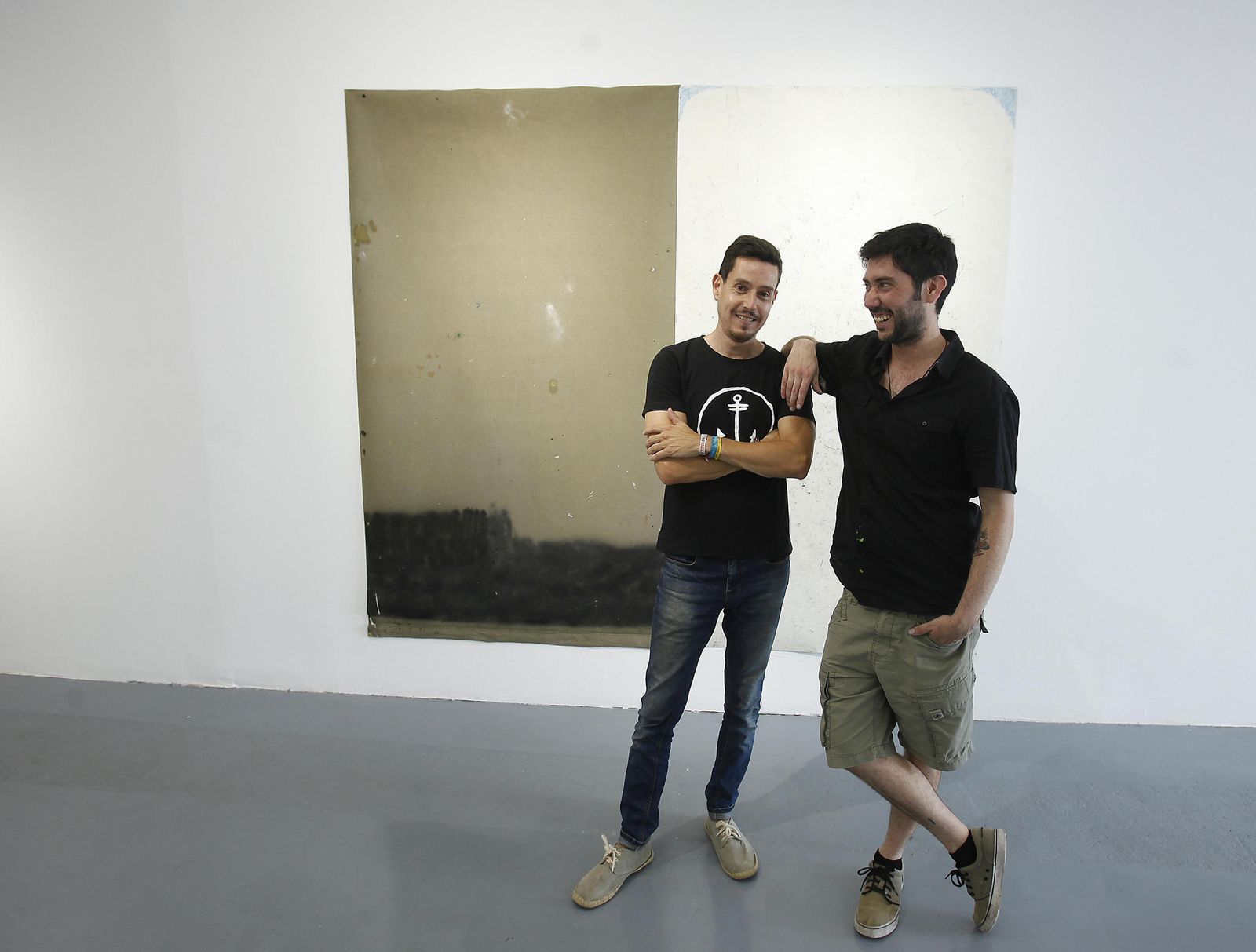 Santiago Bedoya (izquierda) y Juan Cruz, los socios de Di Art  Gallery , junto a una obra de Manuel M. Romero.