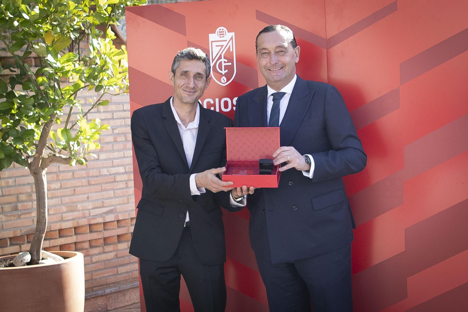 La entrega de insignias del Granada a sus abonados, en imágenes