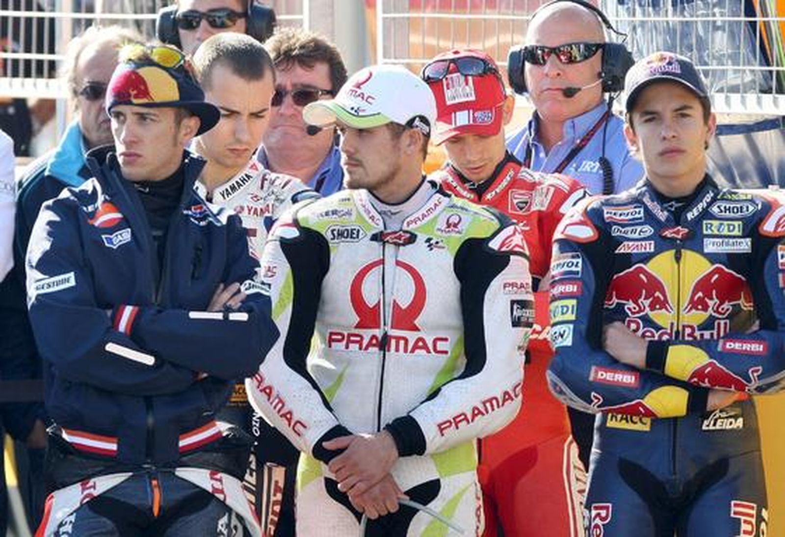 Minuto de silencio por la muerte del piloto japonés Shoya Tomizawa.

Foto: Efe