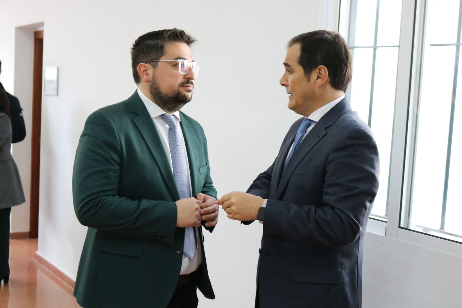 José Antonio Nieto a la derecha en un acto en Lora del Río.