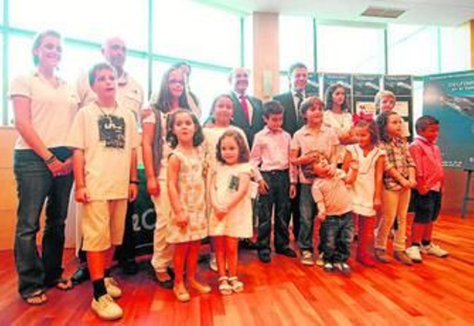 Responsables de la organización del concurso posan con los escolares premiados en El Corte Inglés.