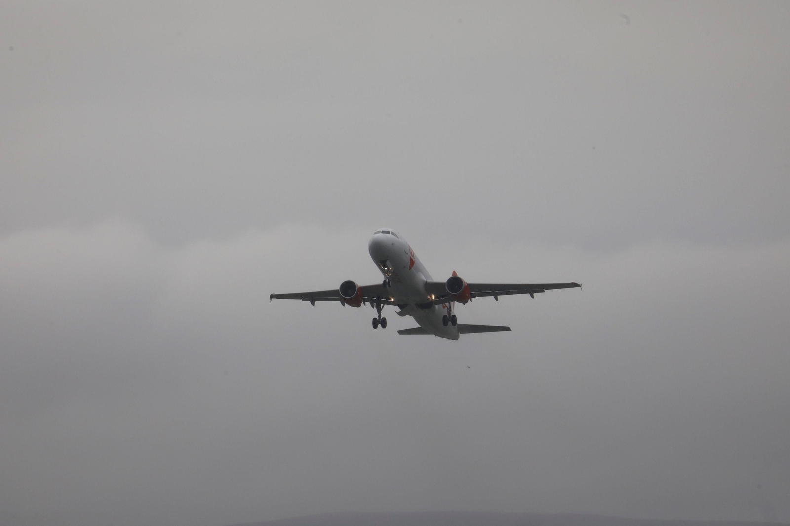 El despegue del primer vuelo chárter a Europa en el aeropuerto de Córdoba, en imágenes
