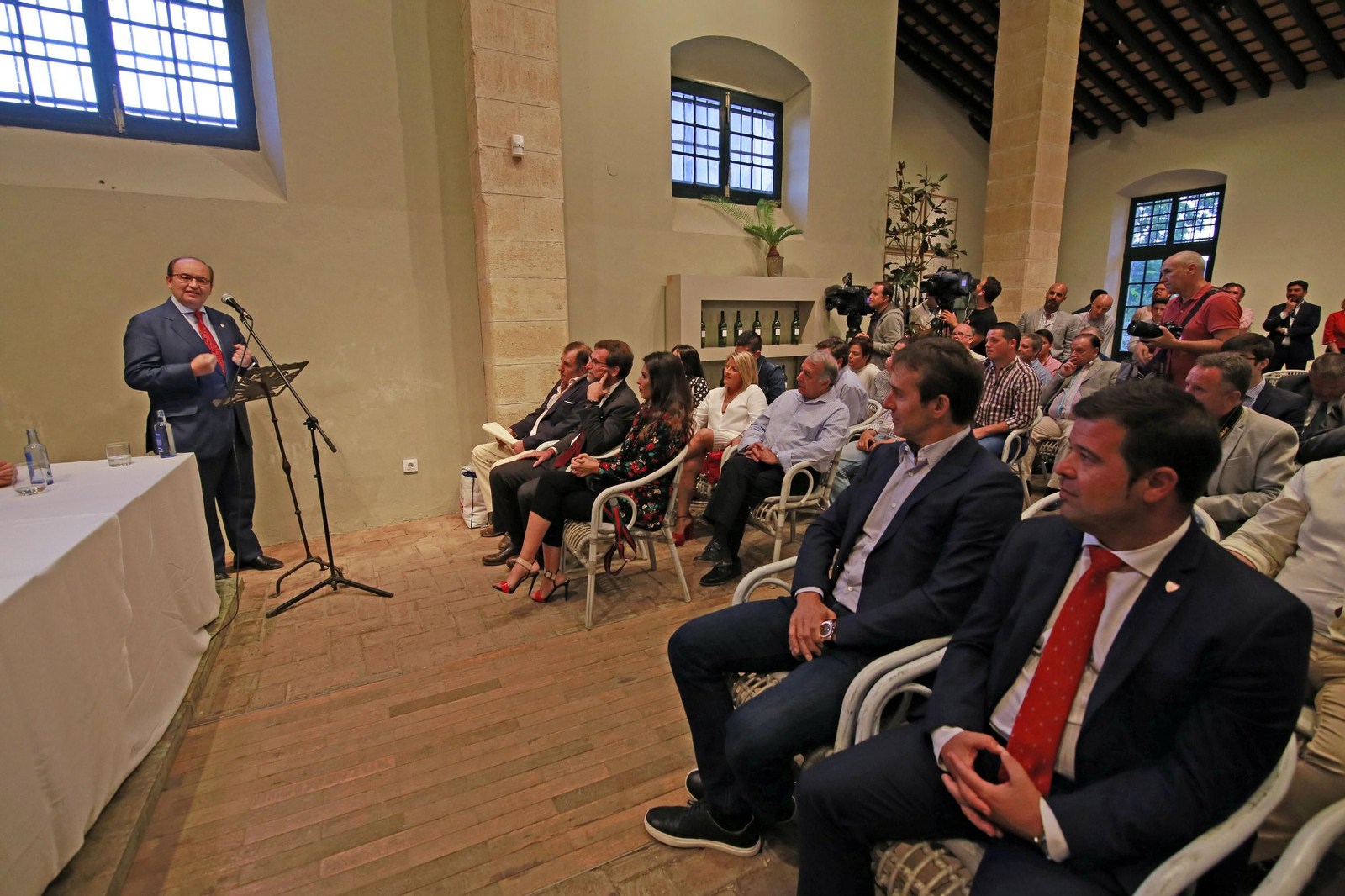 Imágenes de la entrega del 'Catavino de Plata Roberto Alés' a Monchi
