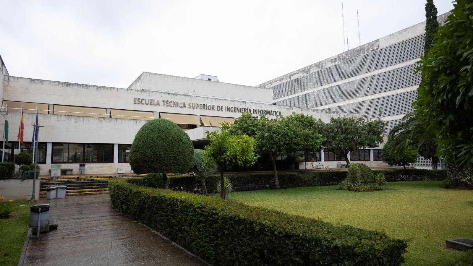 El amplio jardín exterior que sirve de entrada de la ETSII.