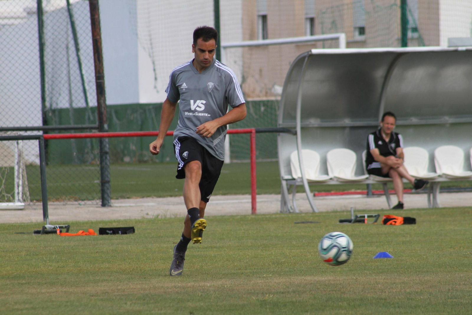 José Manuel Jurado toca balón en el entrenamiento.