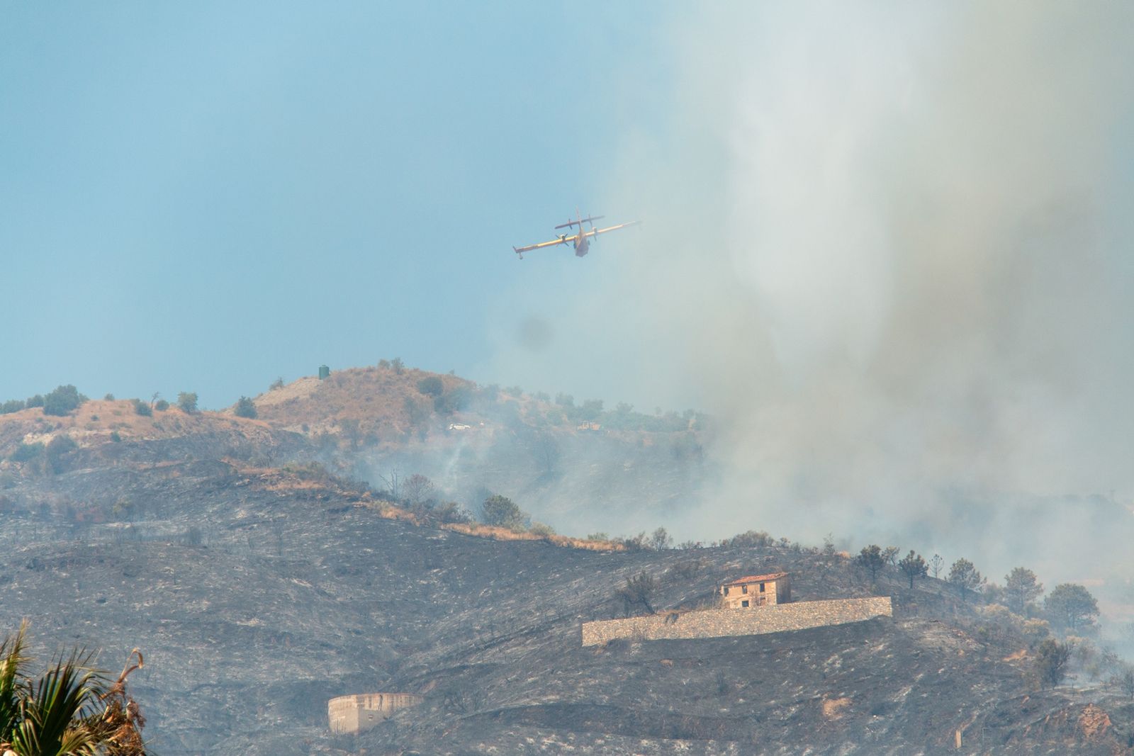 El trabajo para controlar el incendio de Almuñécar, en imágenes