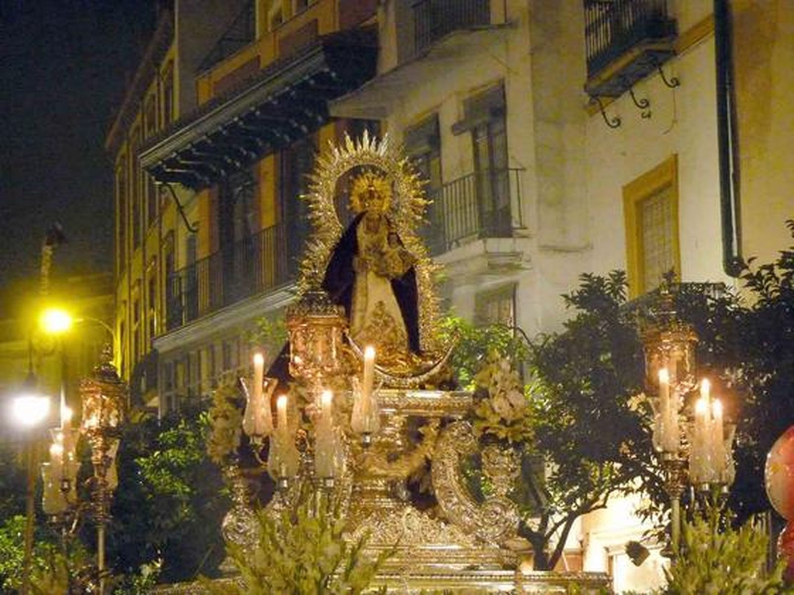 Del Salvador salió el sábado la Virgen del Prado de la Hermandad sevillana formada por gentes Higuera de la Sierra.

Foto: Ruesga Bono