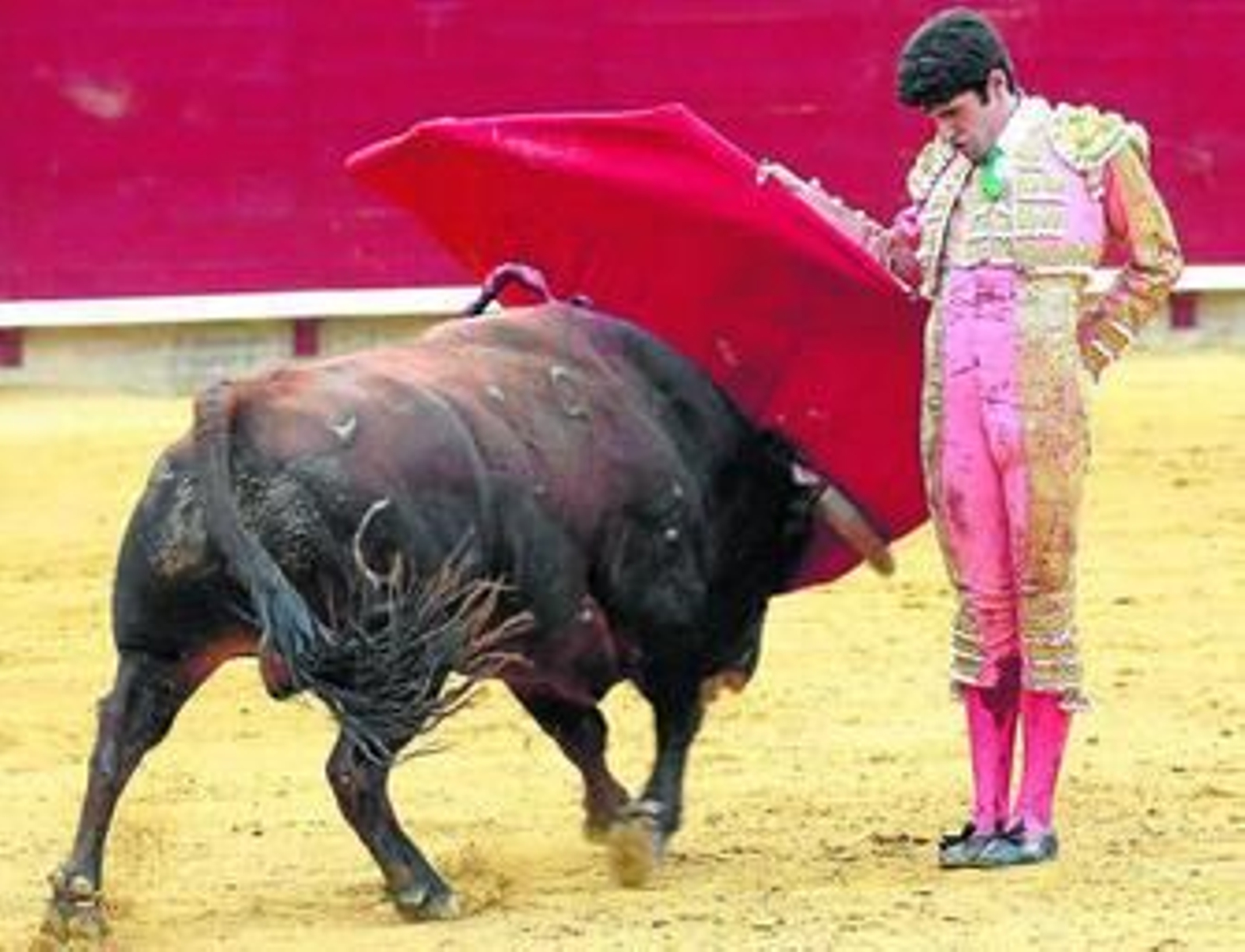 Talavante, rematando a su segundo a pesar de sufrir una cornada que le causó graves destrozos en los gemelos.