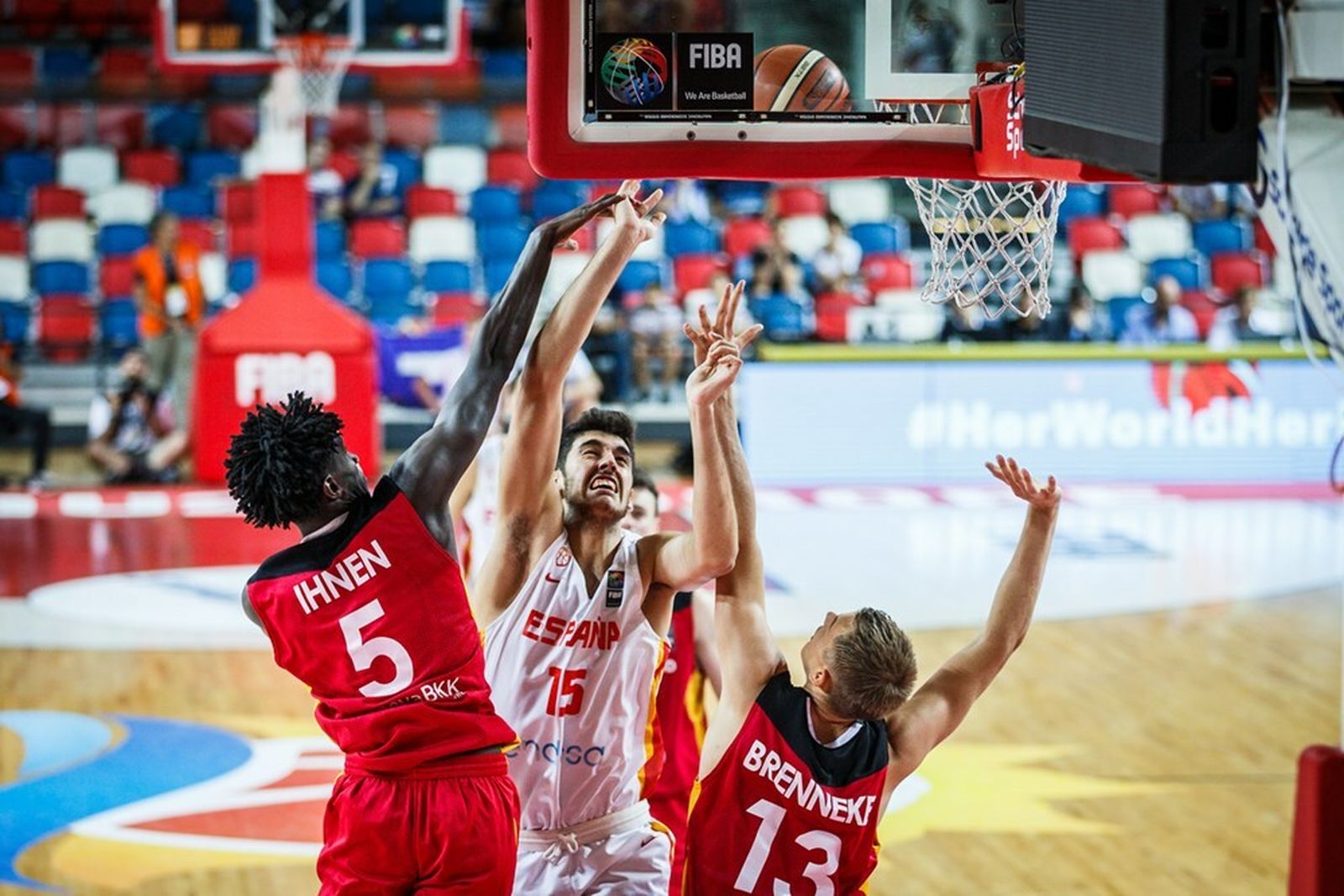 Ignacio Rosa lanza a canasta.