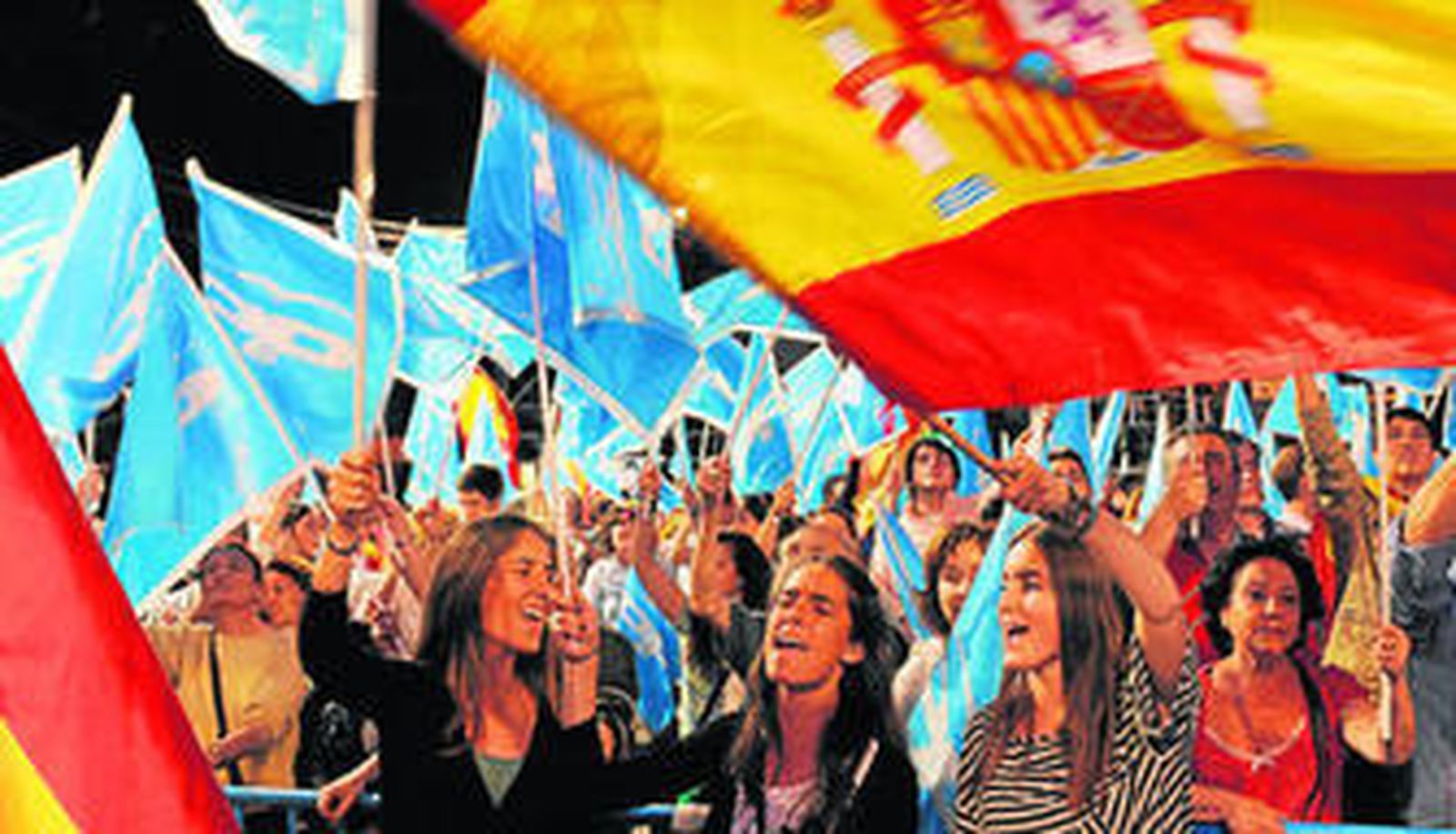 Cientos de militantes y simpatizantes del PP se concentraron en la noche del domingo frente a la sede de Madrid para festejar el resultado.