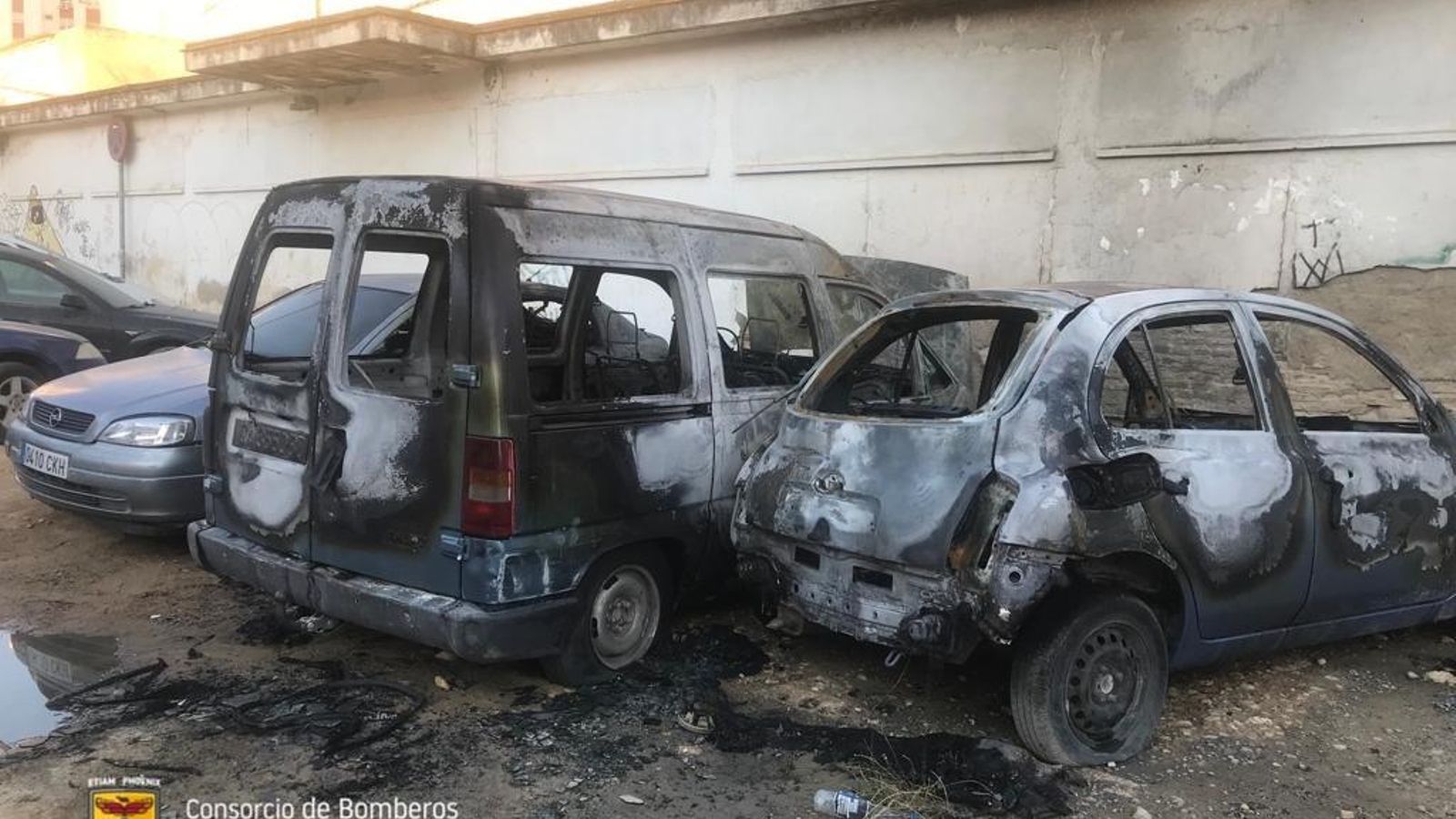 Imagen de los vehículos calcinados en la calle Tucán