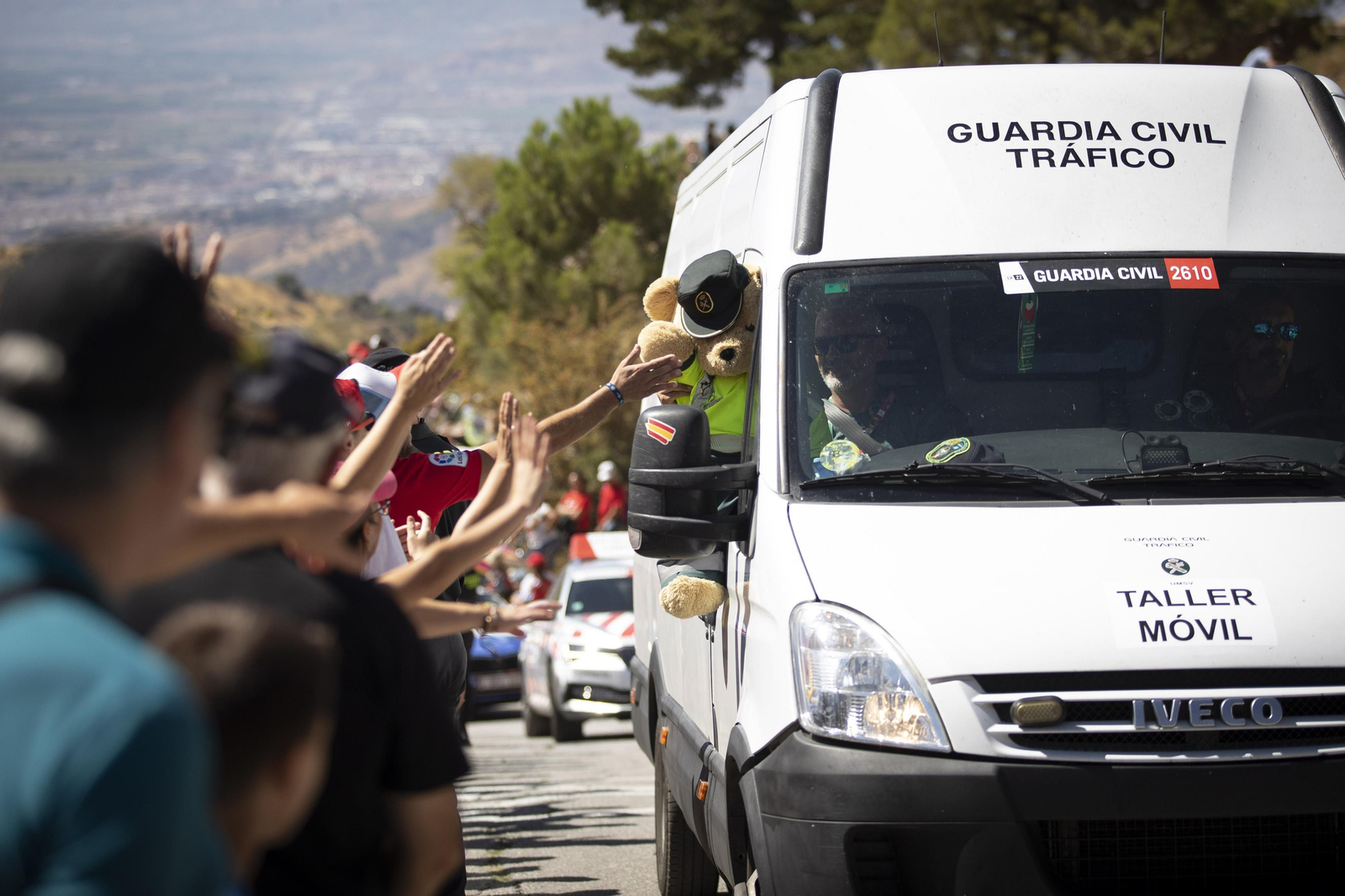 Un vehículo de la Guardia Civil en una de las etapas de la actual Vuelta Ciclista a España.