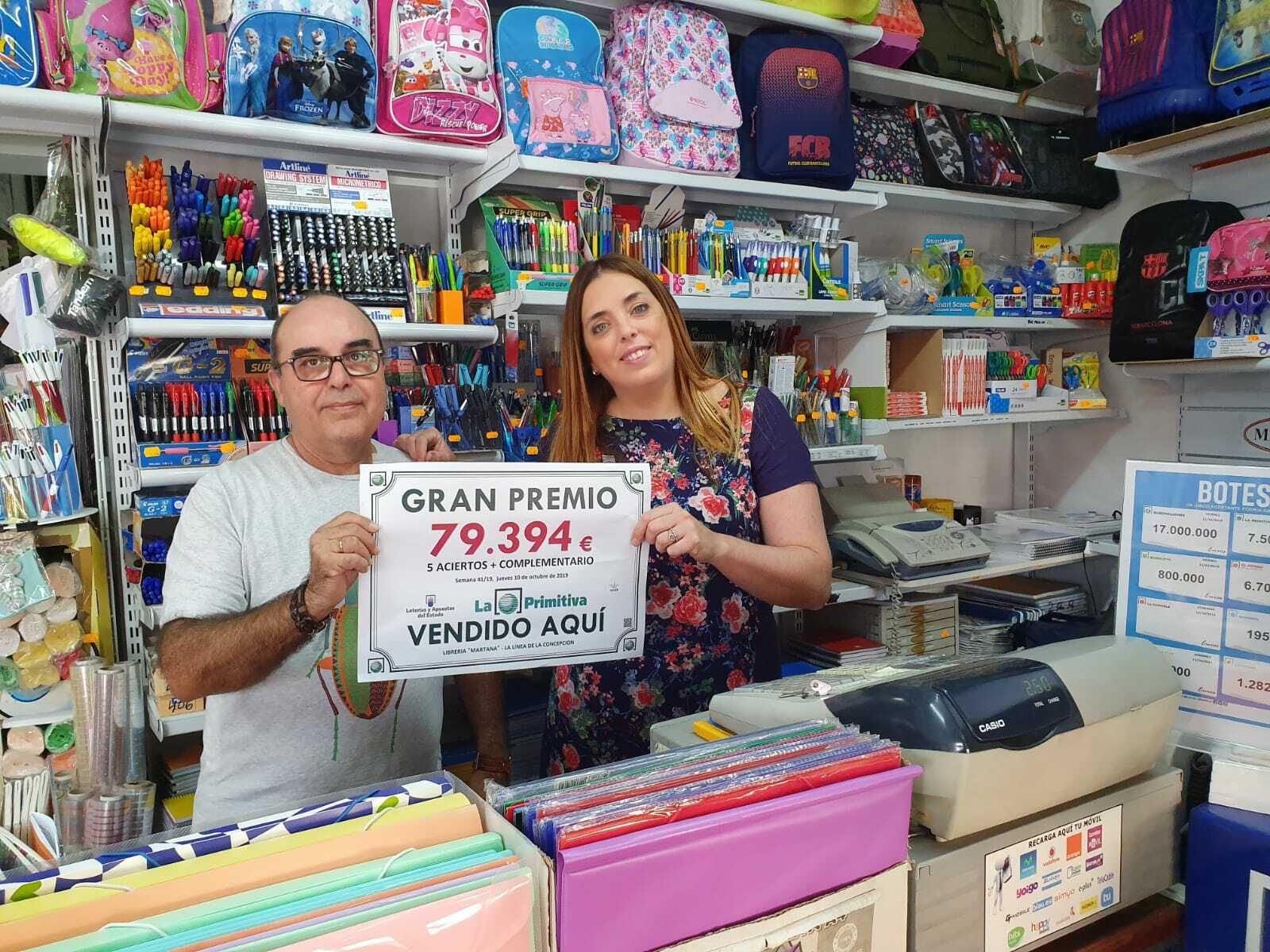 Sergio Jiménez y Anabel Sánchez, de la Papelería Martana, muestran un cartel con el premio.