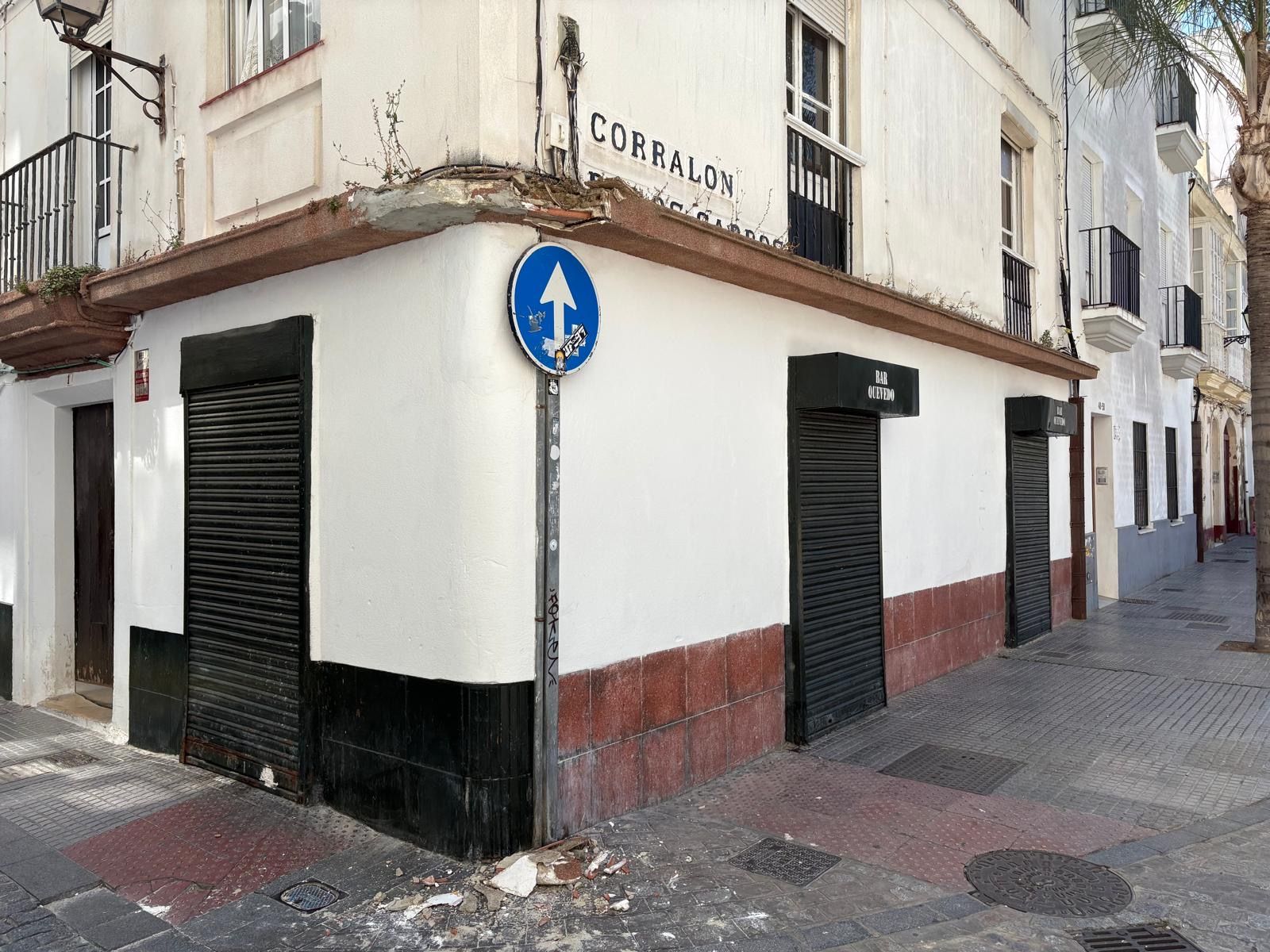 Cae una cornisa en el Corralón