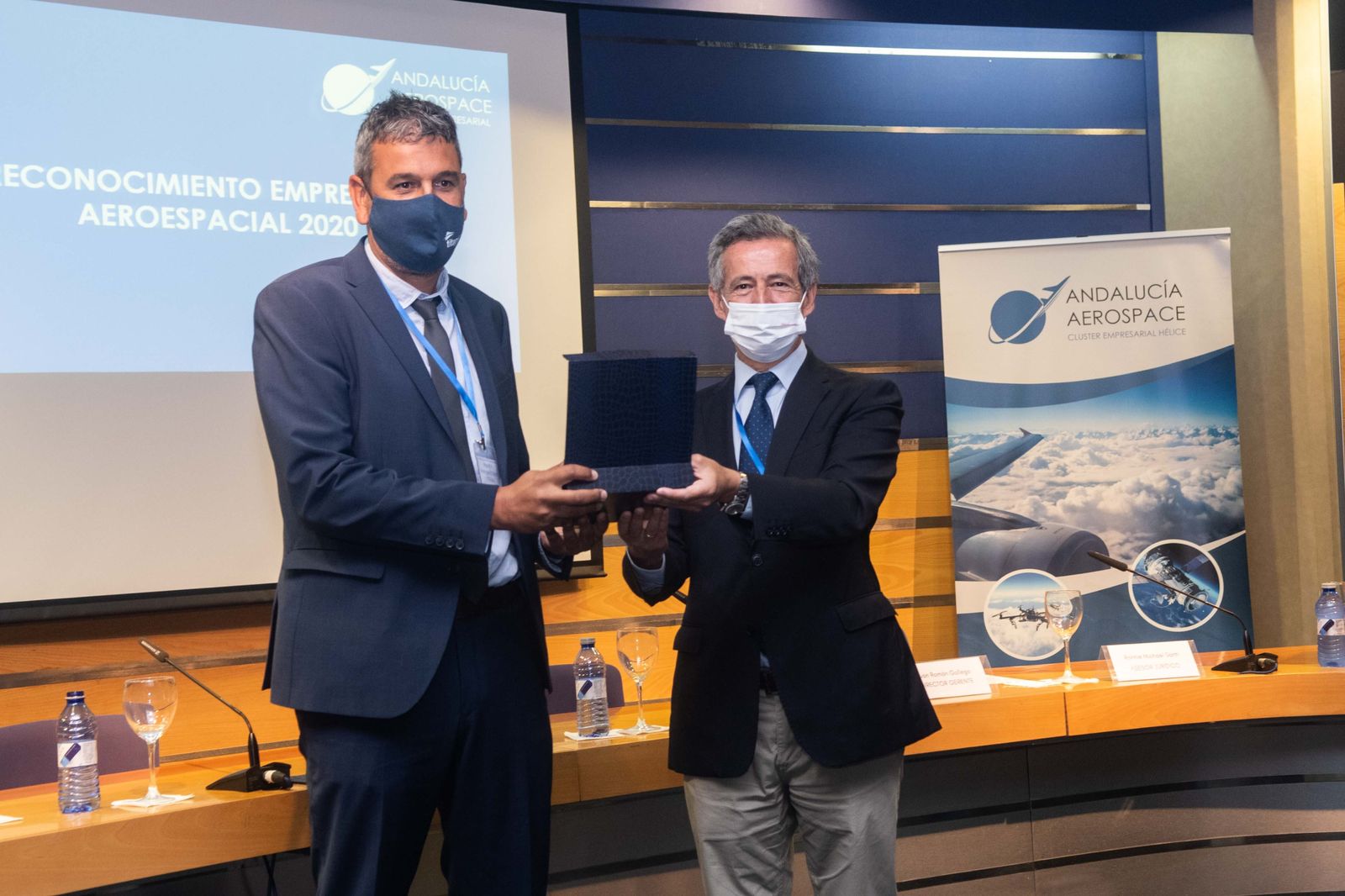 Momento de la entrega del reconocimiento.