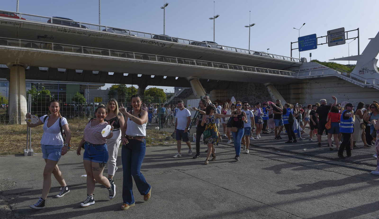 Calor y buen ambiente en la entrada del concierto de Manuel Carrasco