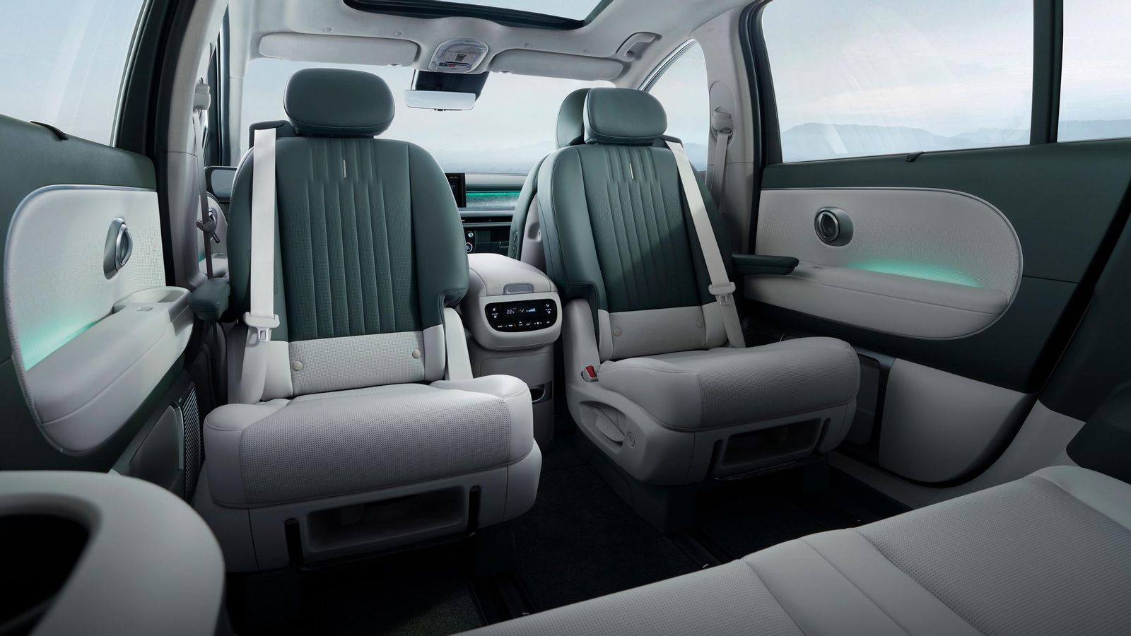 Los asientos de la fila central pueden emplazarse en sentido contrario de la marcha. Son de tipo relax, como los delanteros.