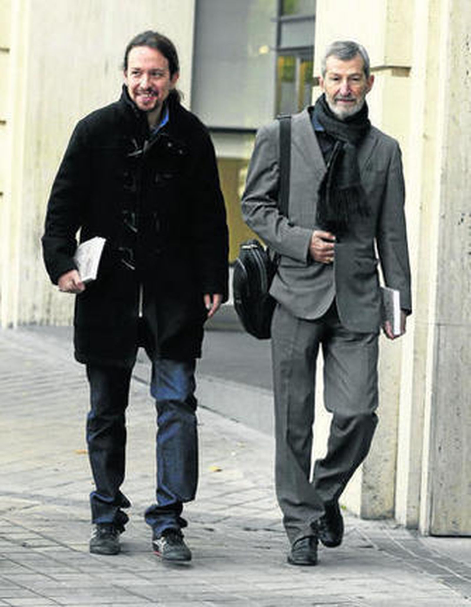 El general en la reserva Julio Rodríguez con el candidato de Podemos a la Presidencia del Gobierno, Pablo Iglesias.