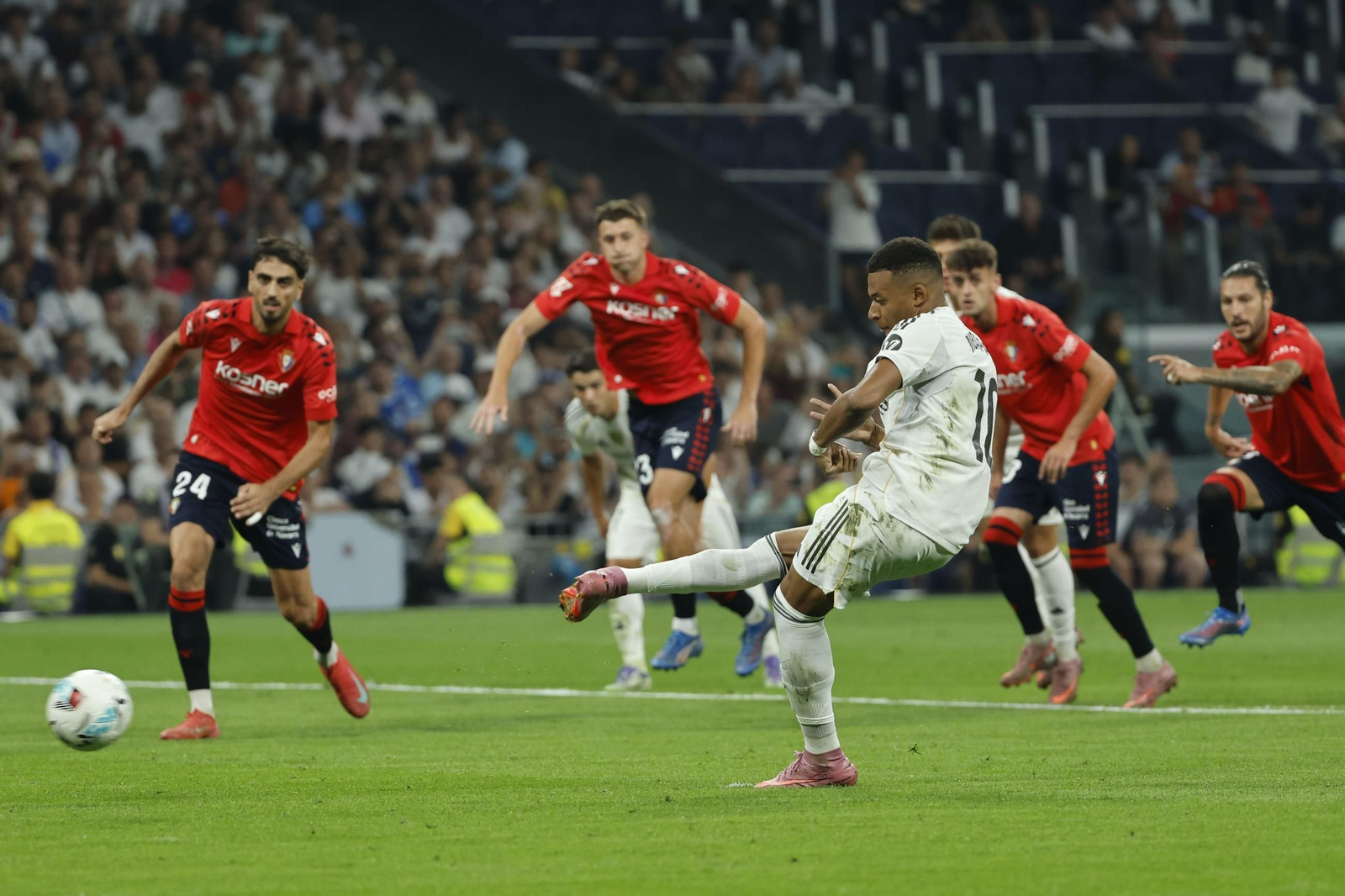 Mbappé transforma el penalti que le dio el triunfo al Real Madrid contra el Osasuna.