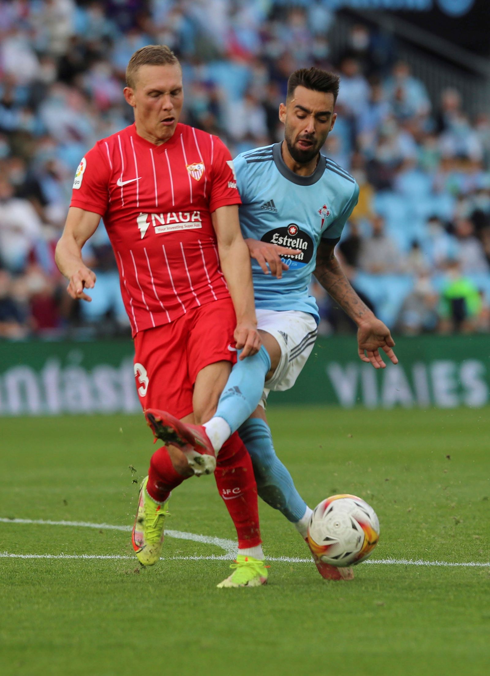 El debutante Augustinsson pelea un balón con Brais Méndez.