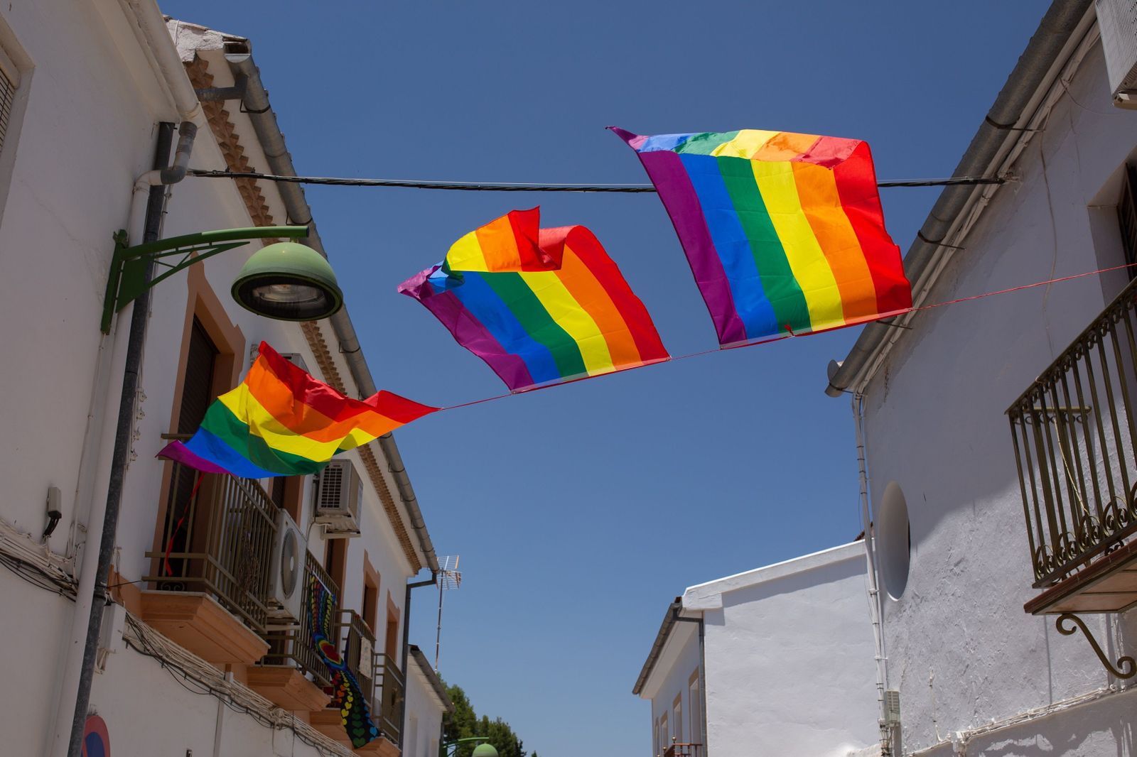 Banderas LGTBI, en Villanueva de Algaidas.