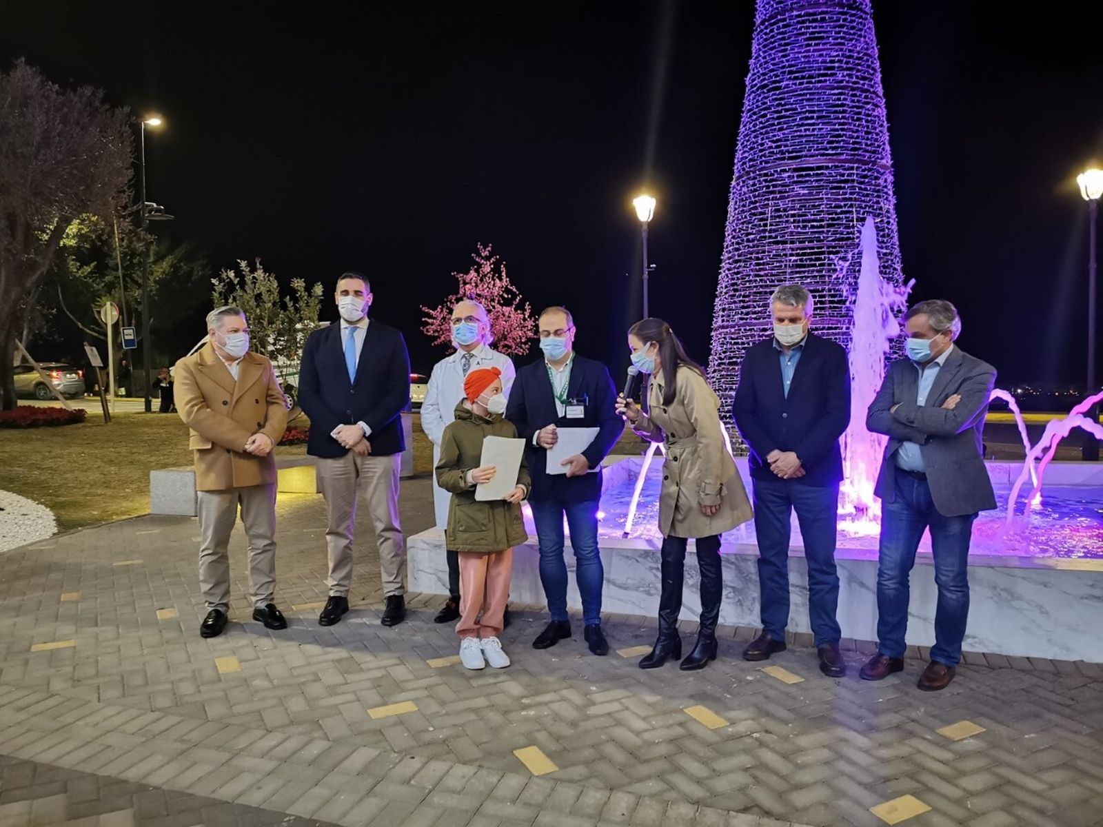 La pequeña Noa ha sido este año la encargada de encender la decoración de Navidad del Hospital Universitario Torrecárdenas