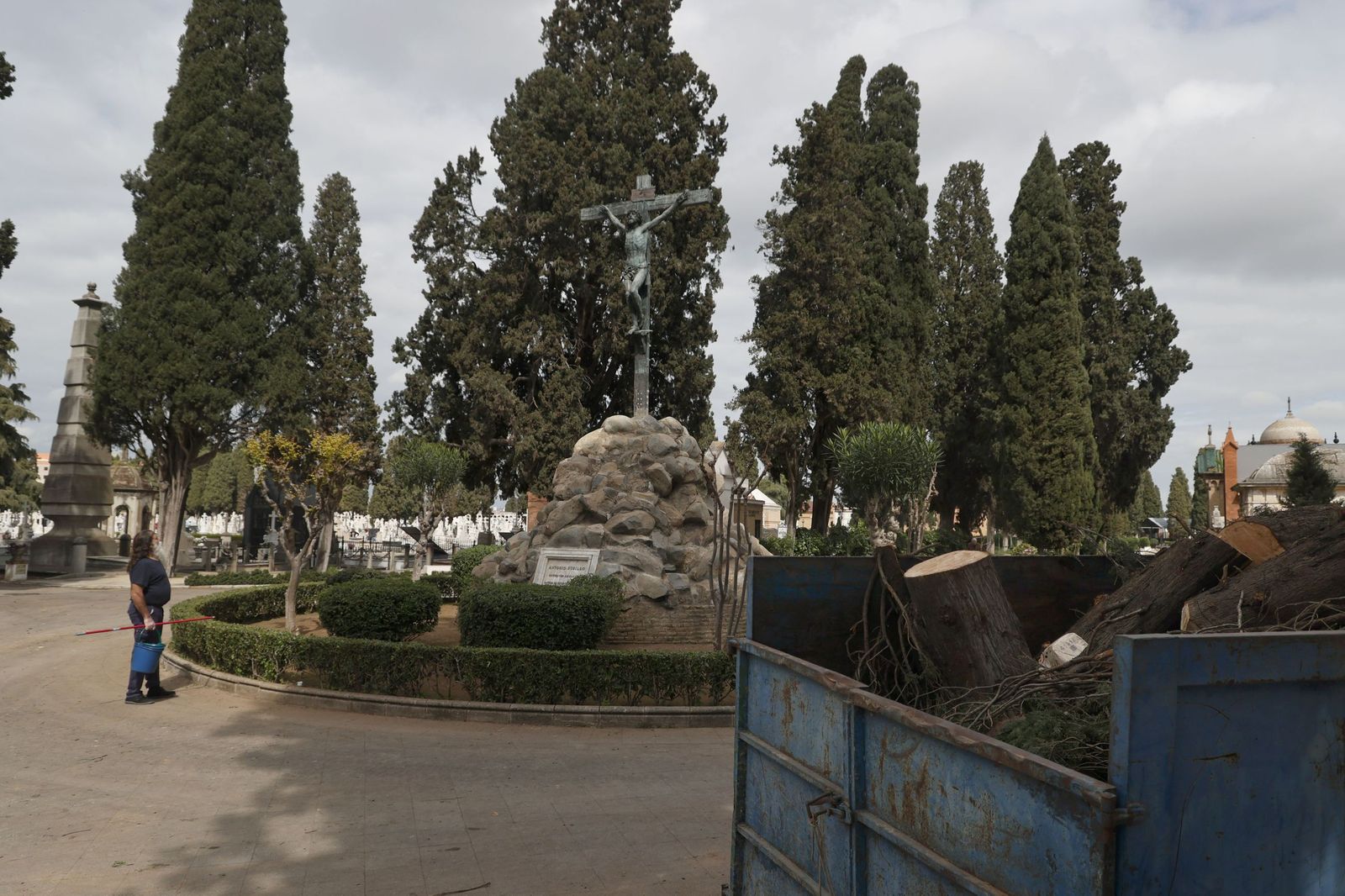 Destrozos provocados en las lápidas del cementerio por la caída de árboles