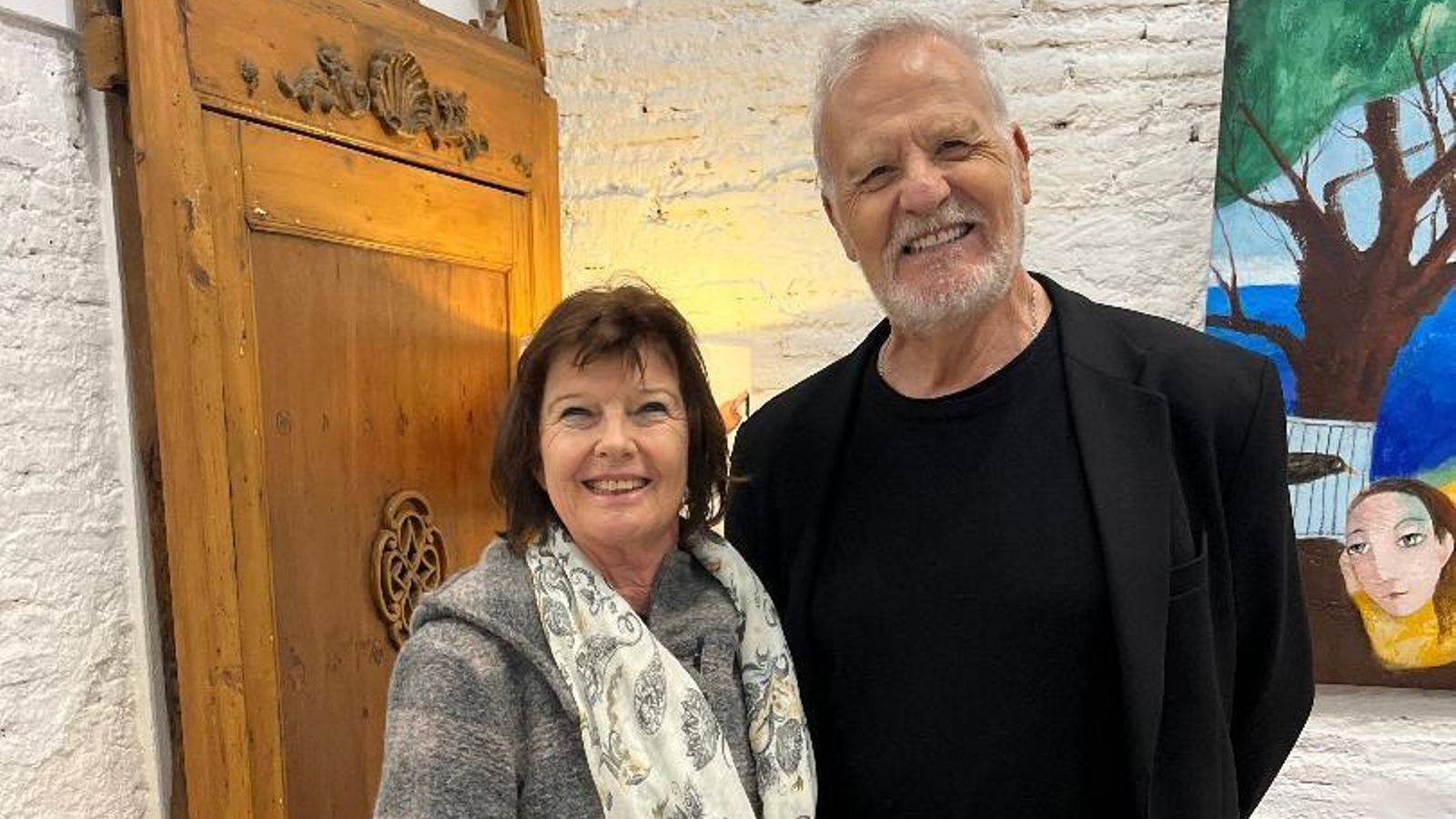 Khrista Kuss con el pintor Pepe Cano, disfrutando la muestra.