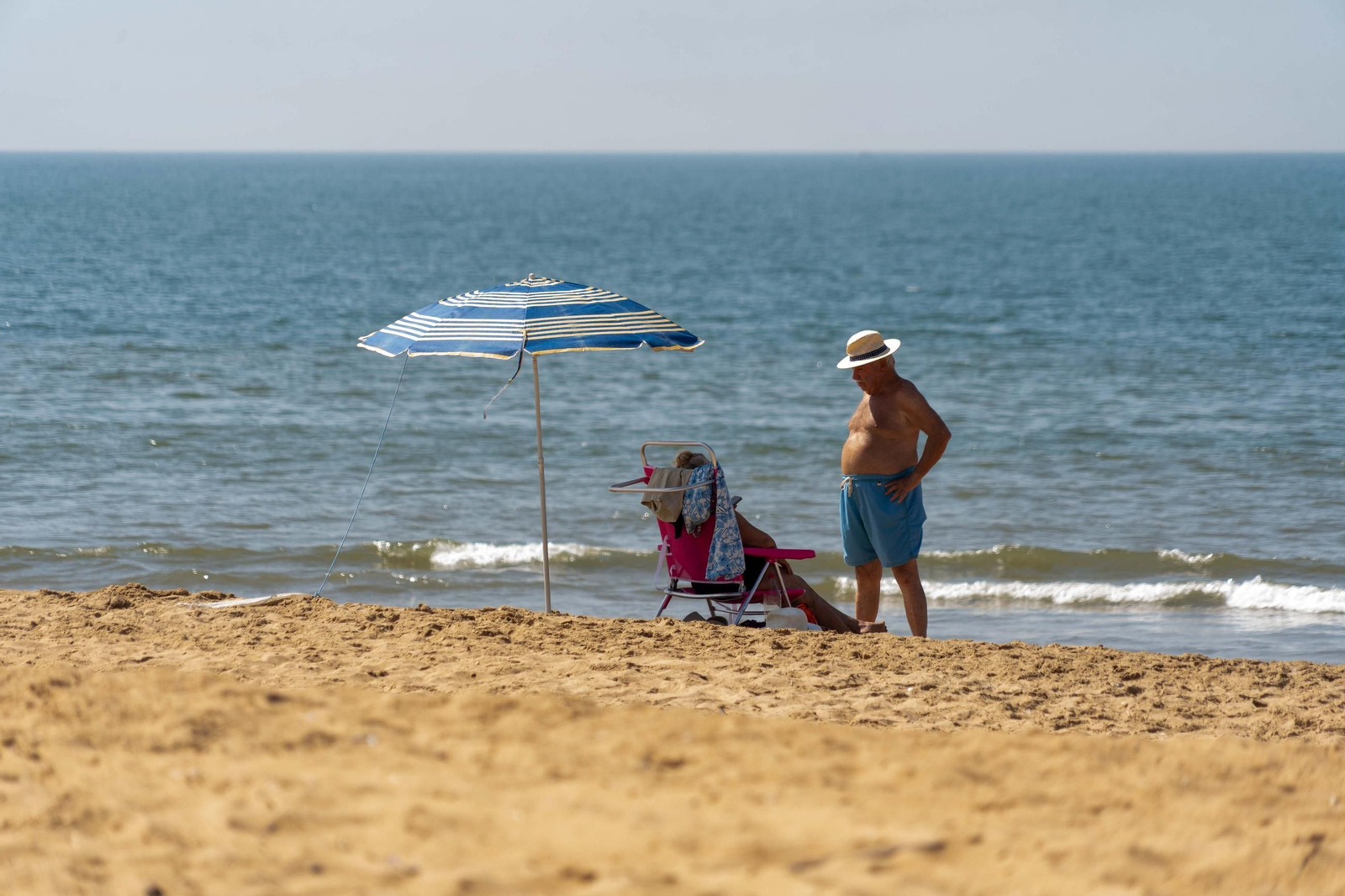 Una mañana de domingo en El Espigón, la playa de Huelva capital.