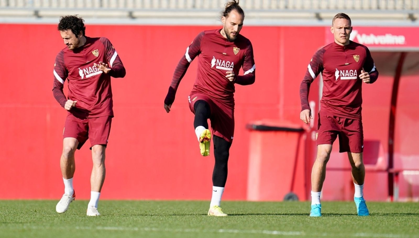 Delaney se ejercita junto a Koundé, Gudelj y Papu este lunes.