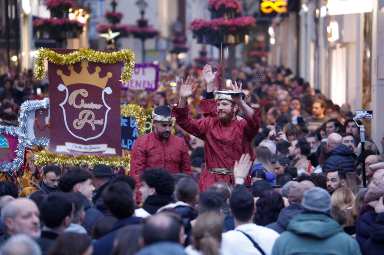 El Cartero Real llena de ilusión el Centro de Córdoba, en imágenes