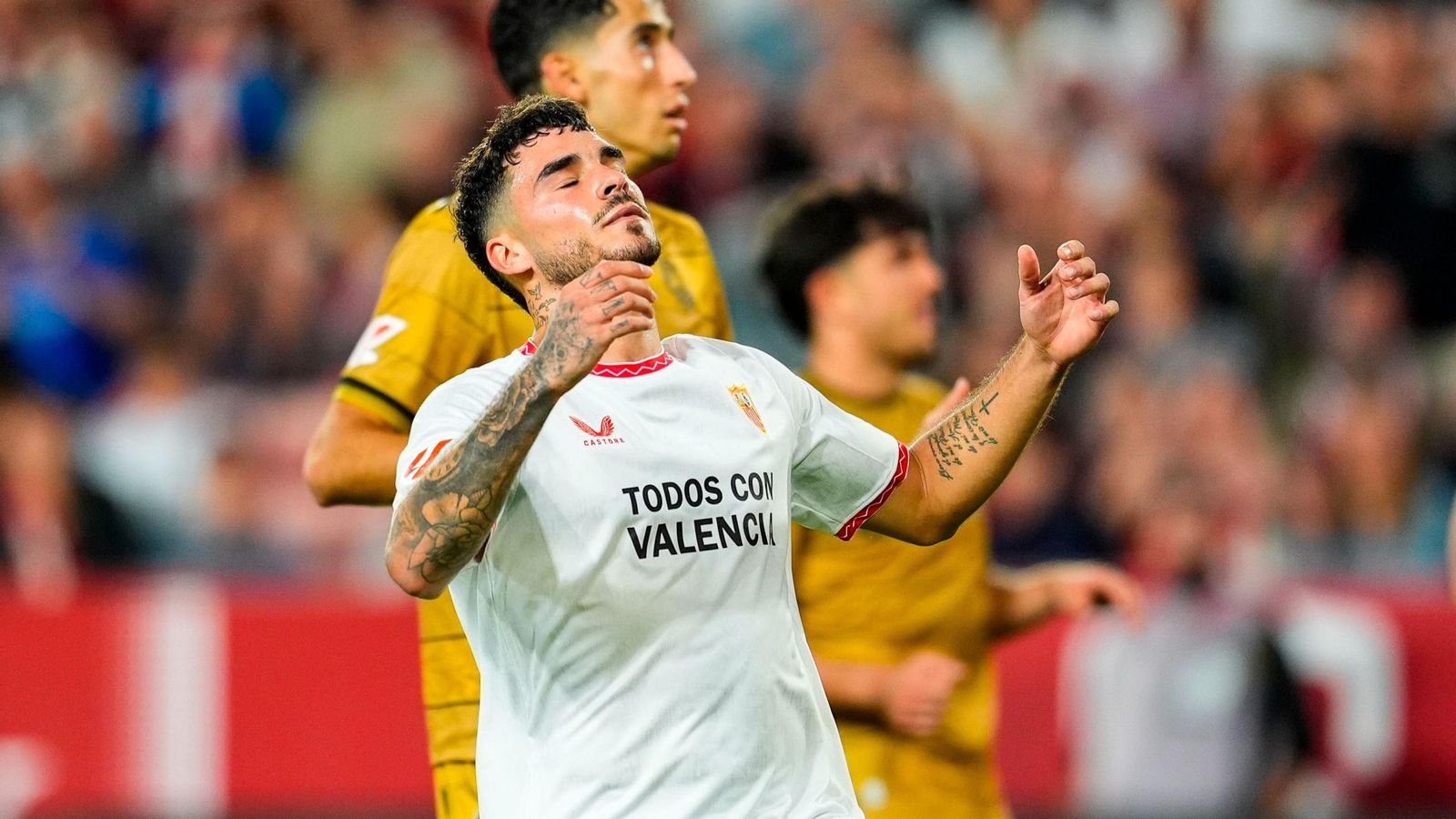 Isaac Romero, tras fallar una ocasión ante la Real Sociedad.