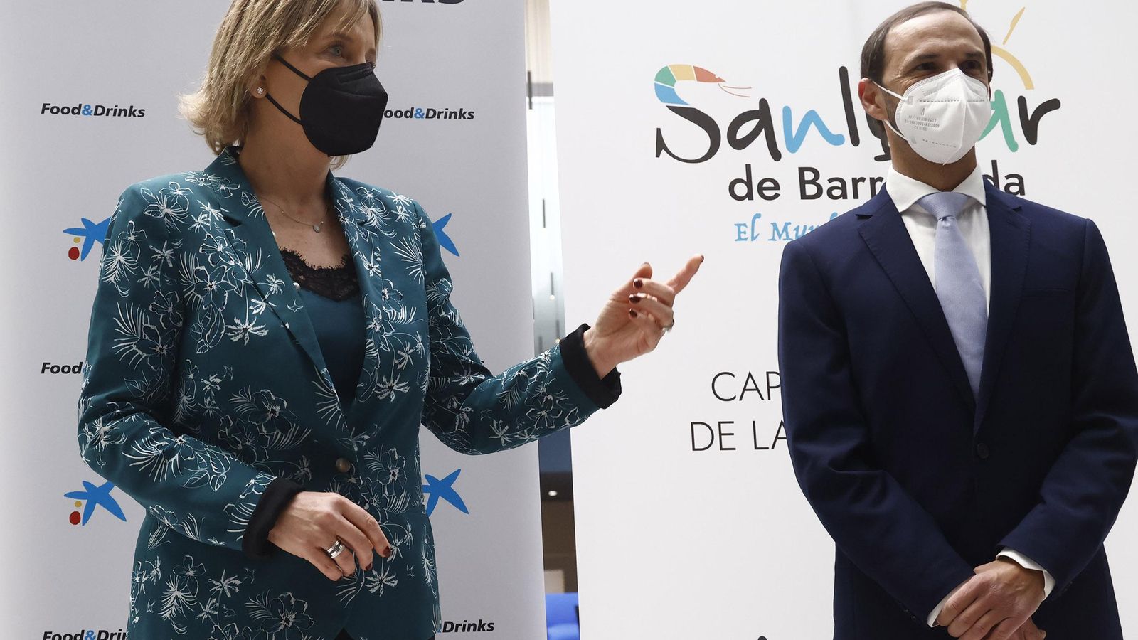 María Jesús Catalá, directora territorial de Caixabank en Andalucía Occidental y Extremadura, y Víctor Mora, alcalde de Sanlúcar de Barrameda.