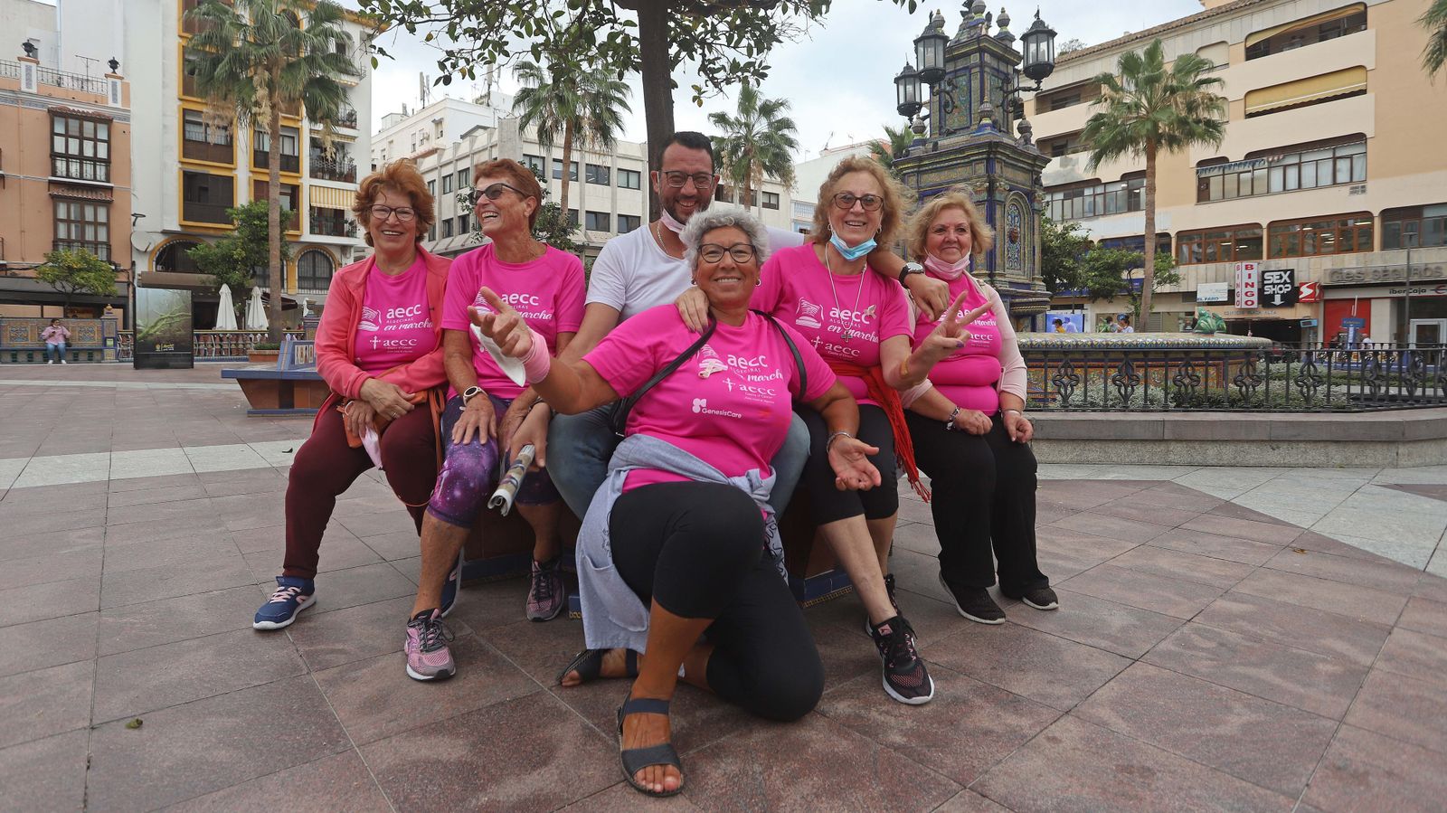 Fotos de la celebración del Día Mundial Contra el Cáncer de Mama en Algeciras
