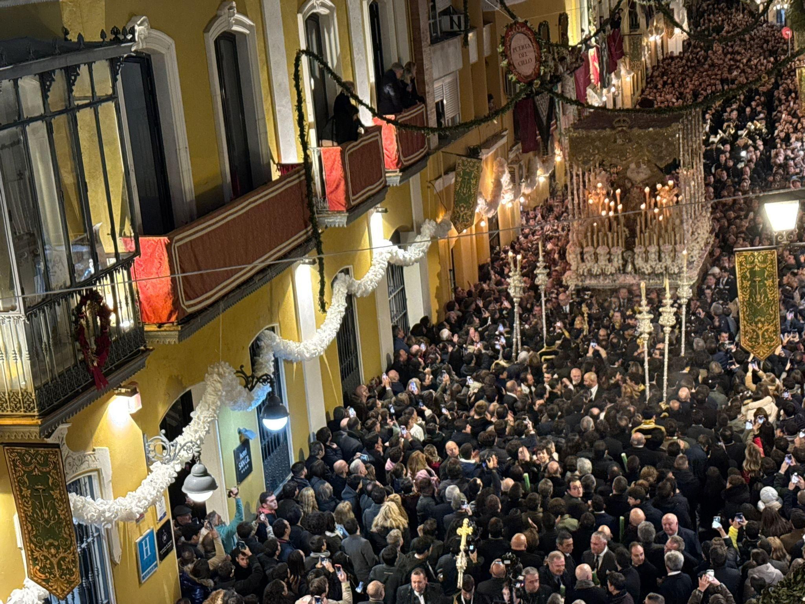 El regreso de la Macarena por la calle Parras