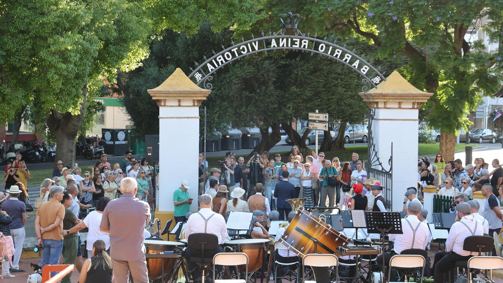 El arco del Barrio Reina Victoria con la Corona Real.