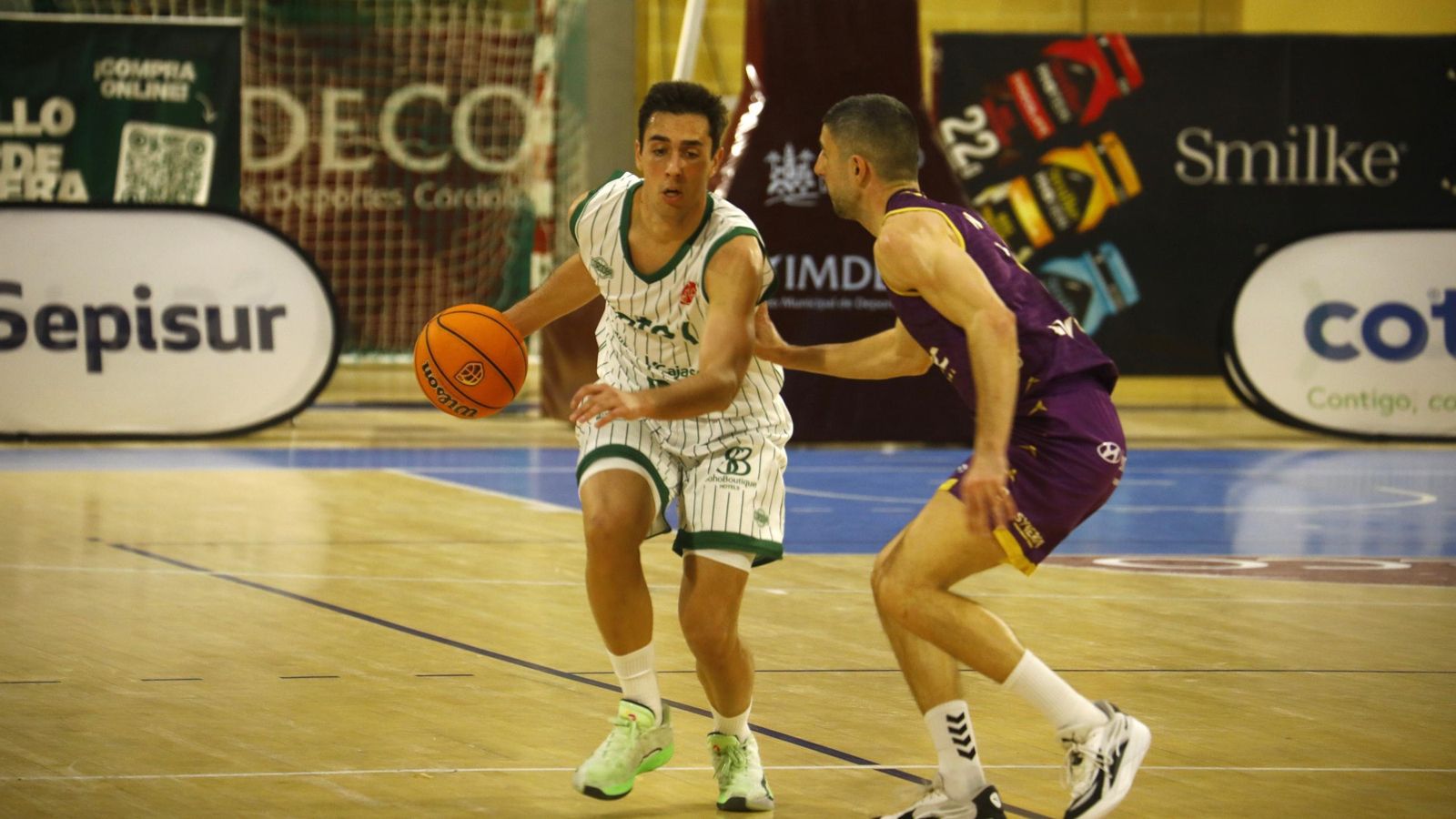 Pablo Sánchez sube la bola en el segundo cuarto del Coto Córdoba - Baloncesto Valladolid.