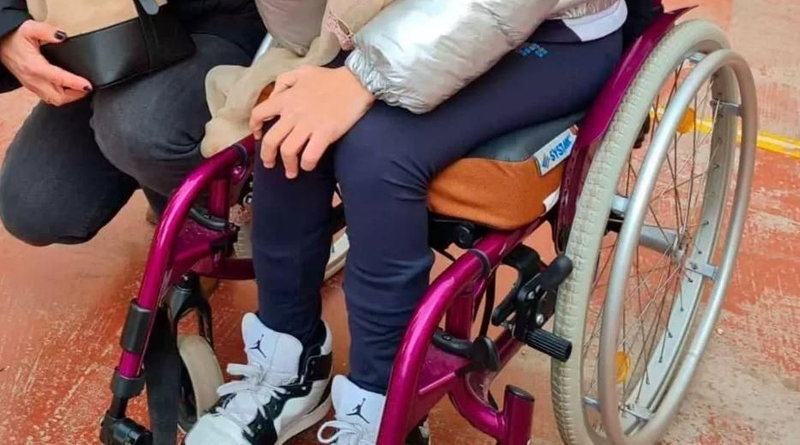 Silla de ruedas de una niña con parálisis cerebral robada en Córdoba. Silla de ruedas de una niña con parálisis cerebral robada en Córdoba.
