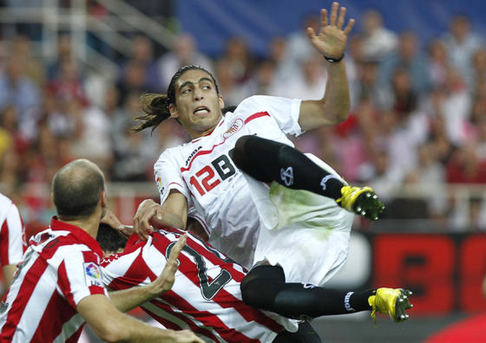 Cáceres cae sobre un jugador del Athletic de Bilbao al disputar un balón aéreo. / Antonio Pizarro