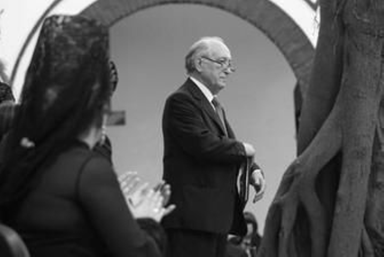 El exaltador José Domínguez recibe el aplauso de los saeteros, ayer en el patio de la Fundación Municipal de Cultura.