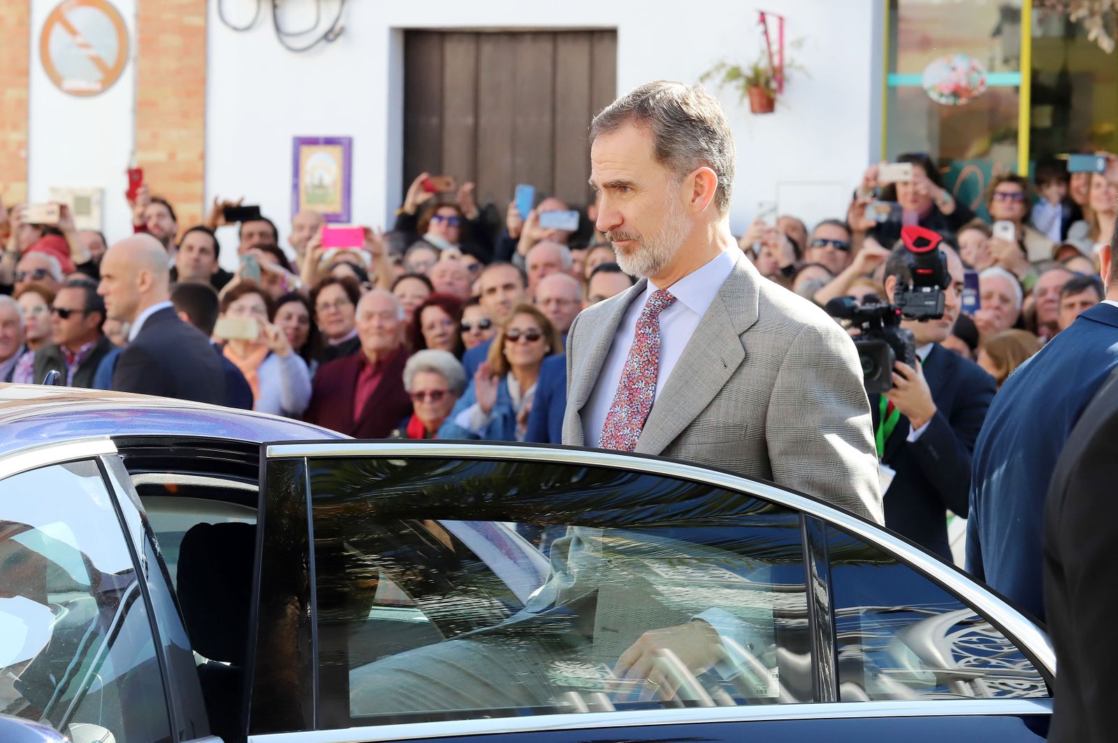 Imágenes de Don Felipe y Doña Letizia en su visita a la Virgen del Rocío