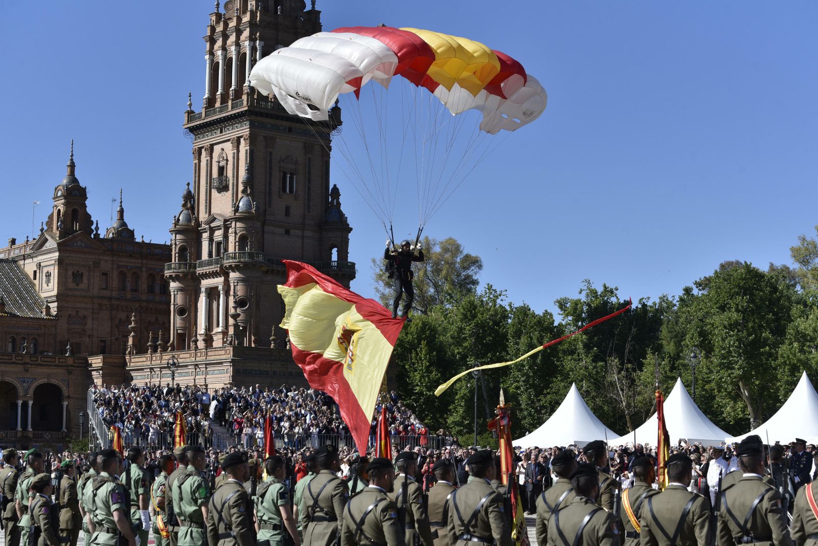 Las imágenes de la jura de bandera la Plaza de España