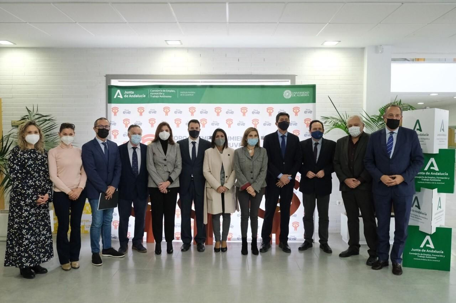 Juan Marín y Rocío Blanco con participantes y organizadores del  Foro de Emprendimiento y Empleo Juvenil en Almería
