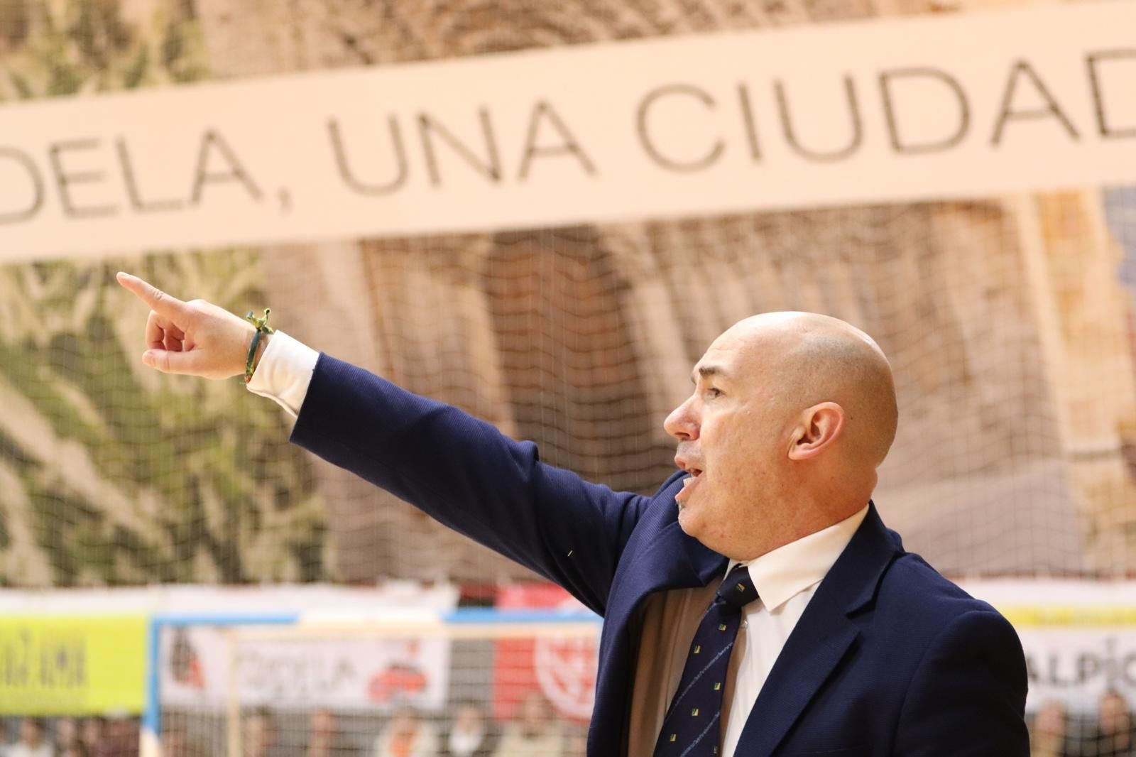 El técnico del Jaén Paraíso Interior FS da indicaciones en el Pabellón Ciudad de Tudela.