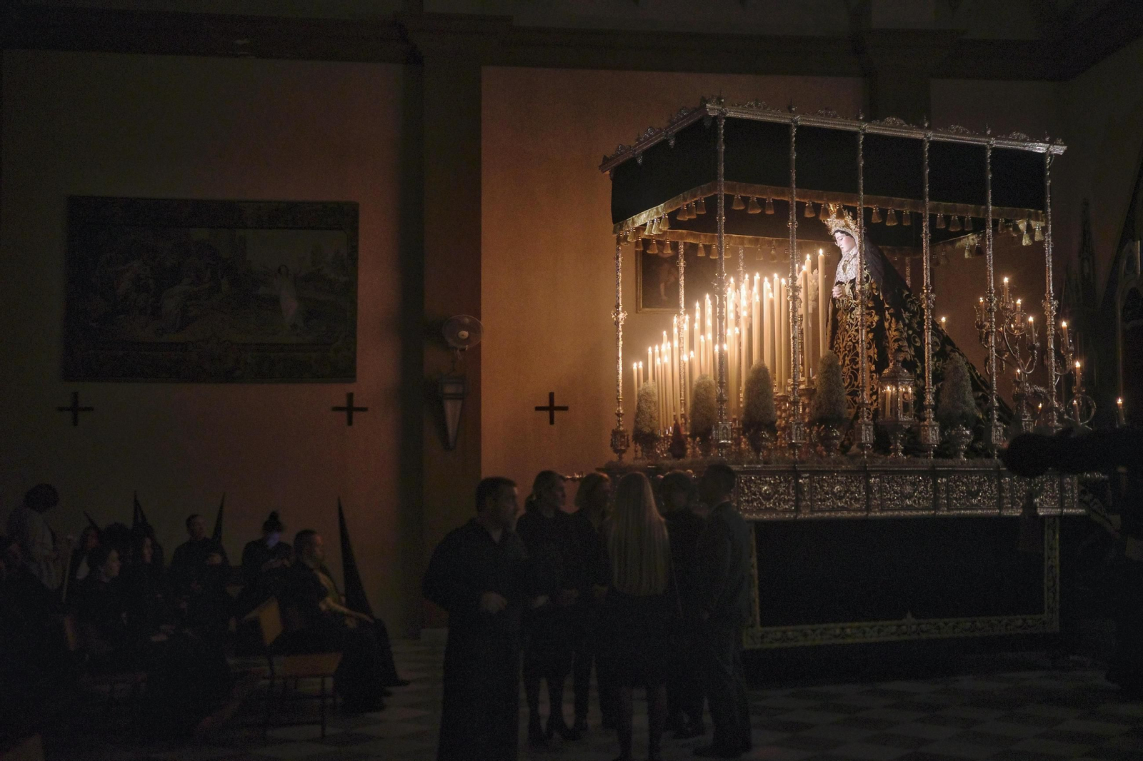 Imágenes de la salida de la Soledad en la Semana Santa de Chiclana 2025