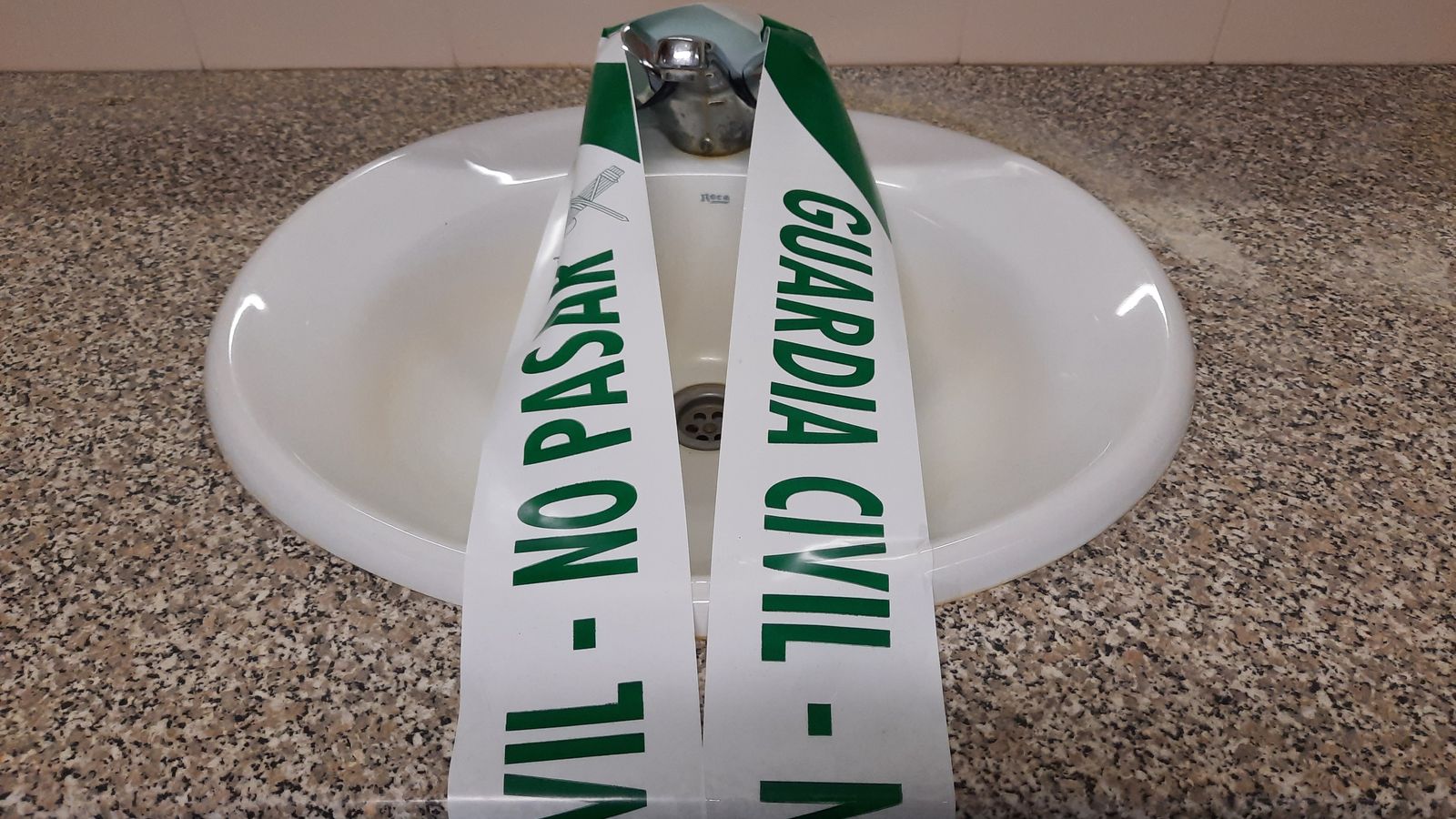 Lavabo averiado para el uso de los agentes destinados en la prisión.