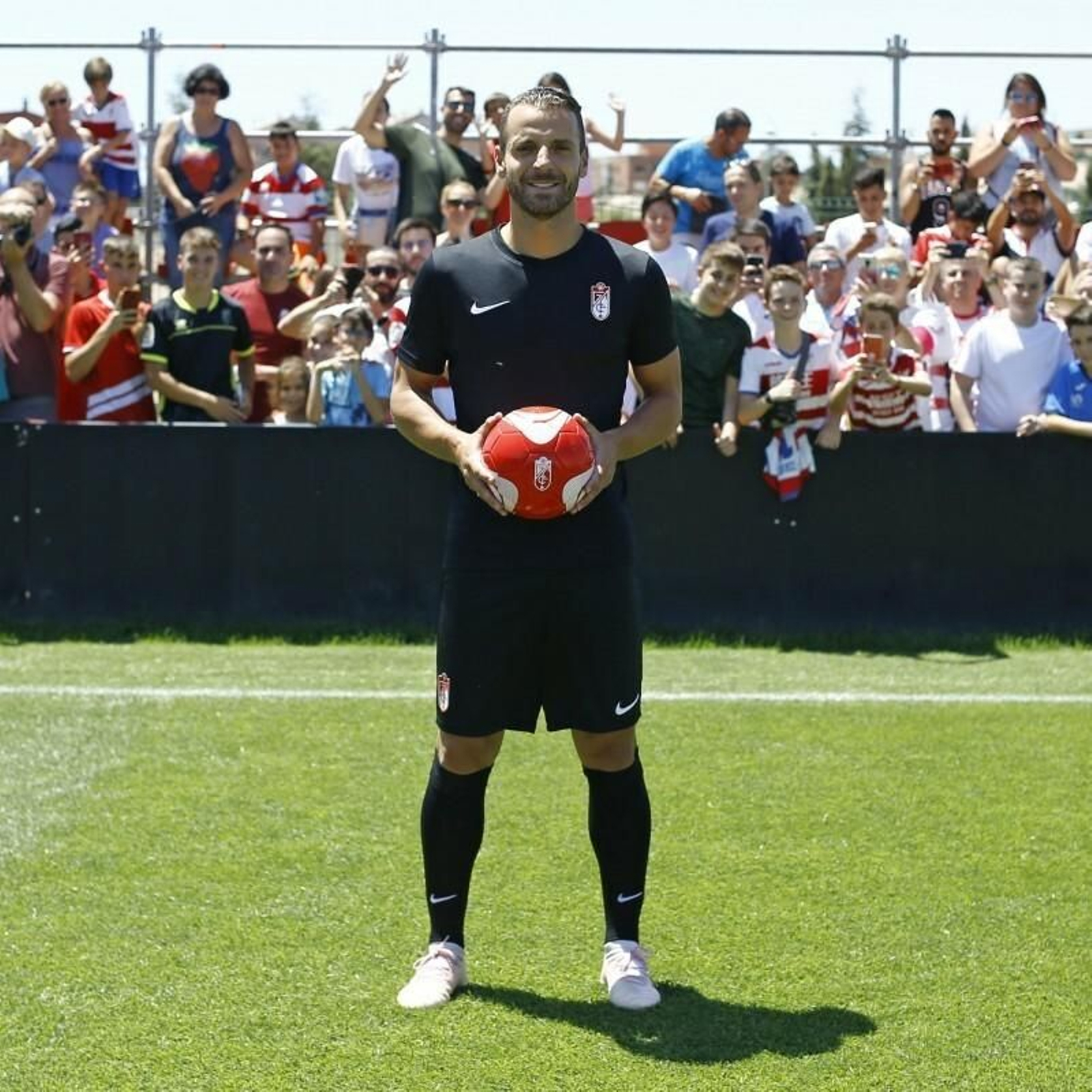 Soldado posa tras su presentación con la grada al fondo abarrotada