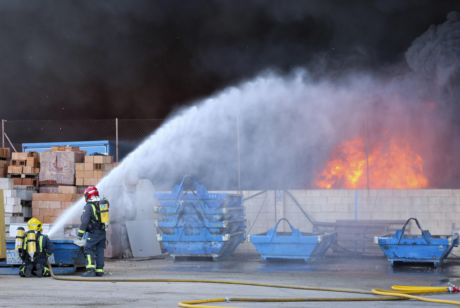 El incendio en el polígono Guadalhorce de Málaga, en fotos