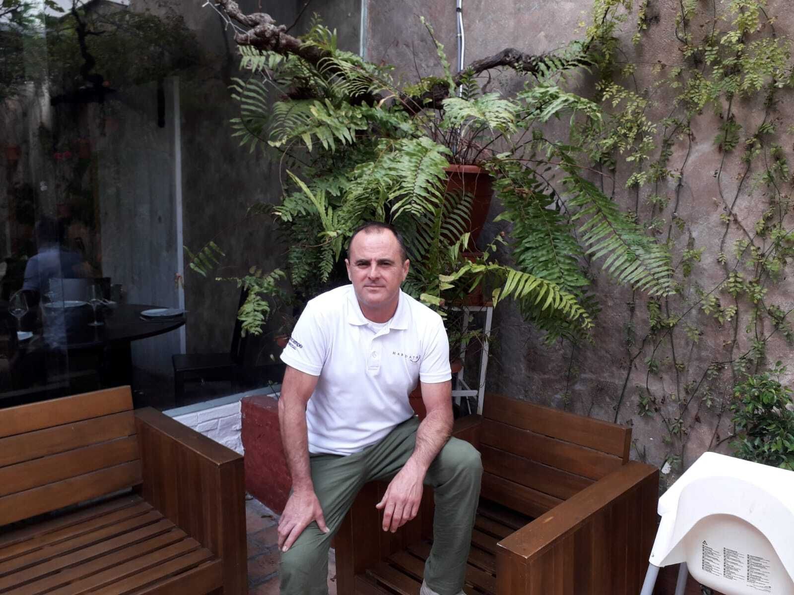 Juan de Dios Durán Ponce, gerente del establecimiento, en el patio del local situado en la calle La Plaza de Chiclana.